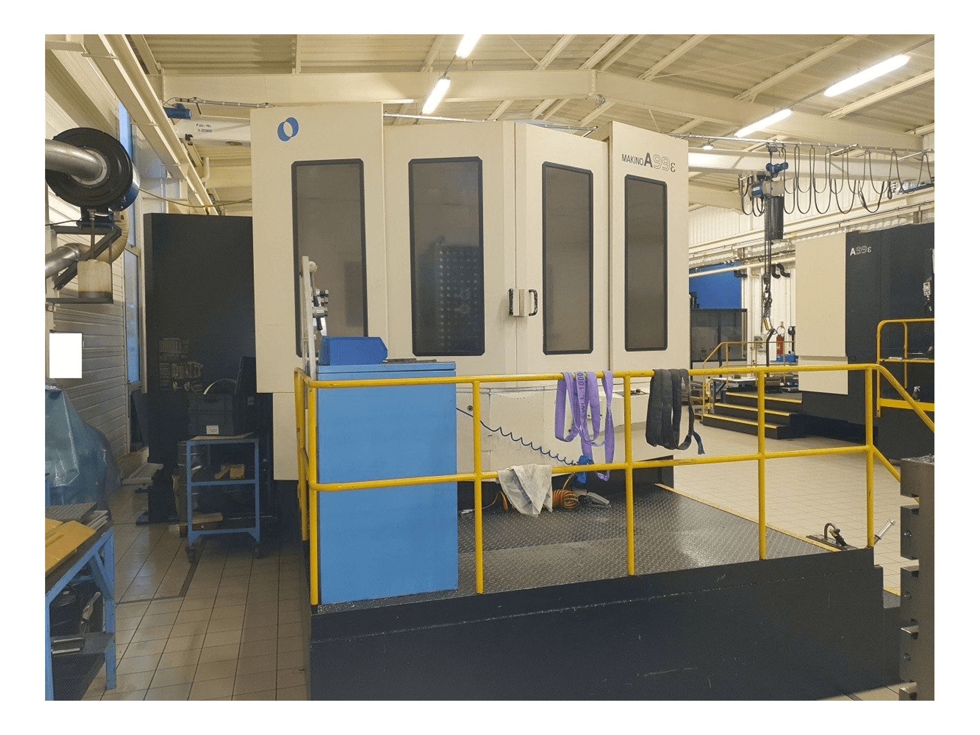 Čelní pohled na Makino A99 stroj