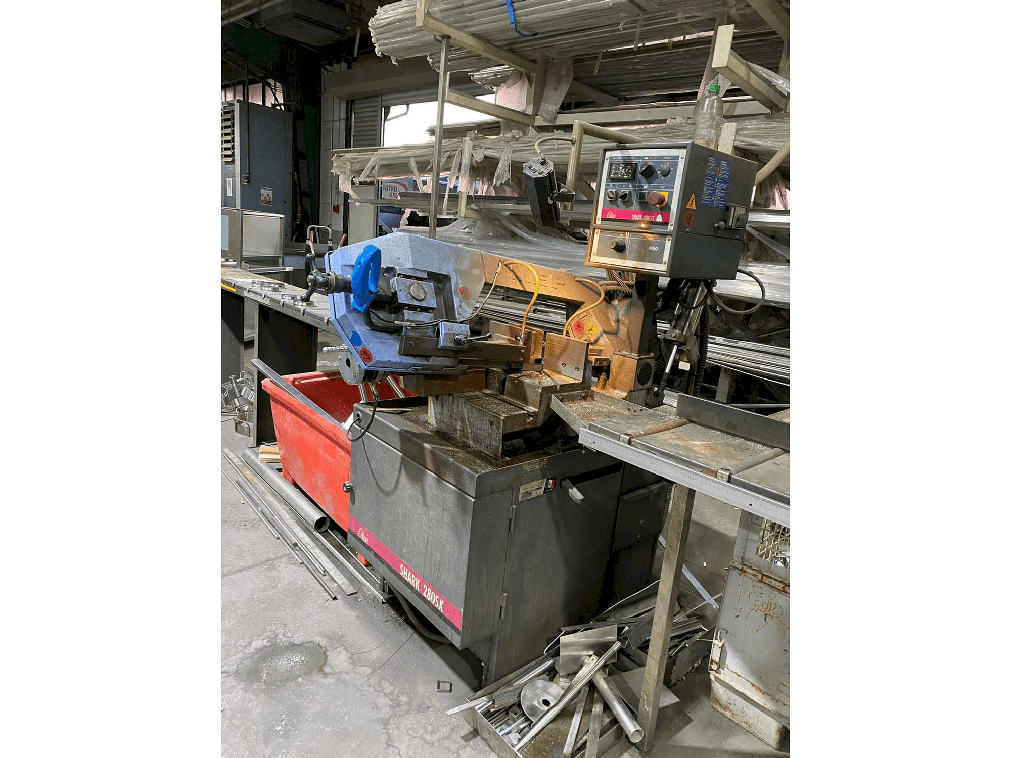 Čelní pohled na Nisshinbo MAP-750 stroj