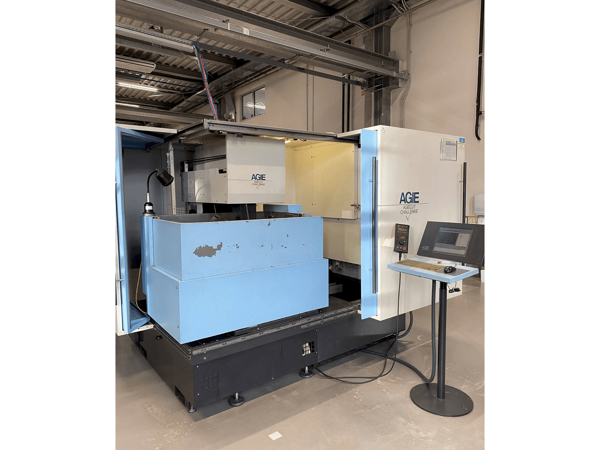 Čelní pohled na AGIE AGIECUT VERTEX 3 stroj