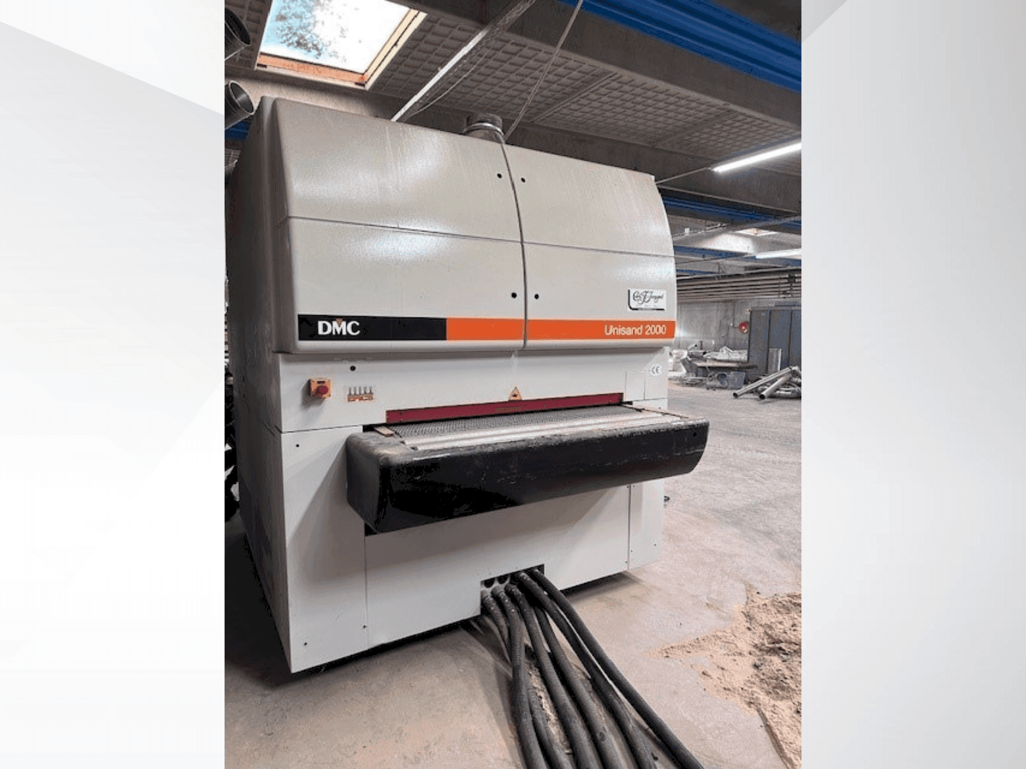 Čelní pohled na DMC US 2000 M4 stroj