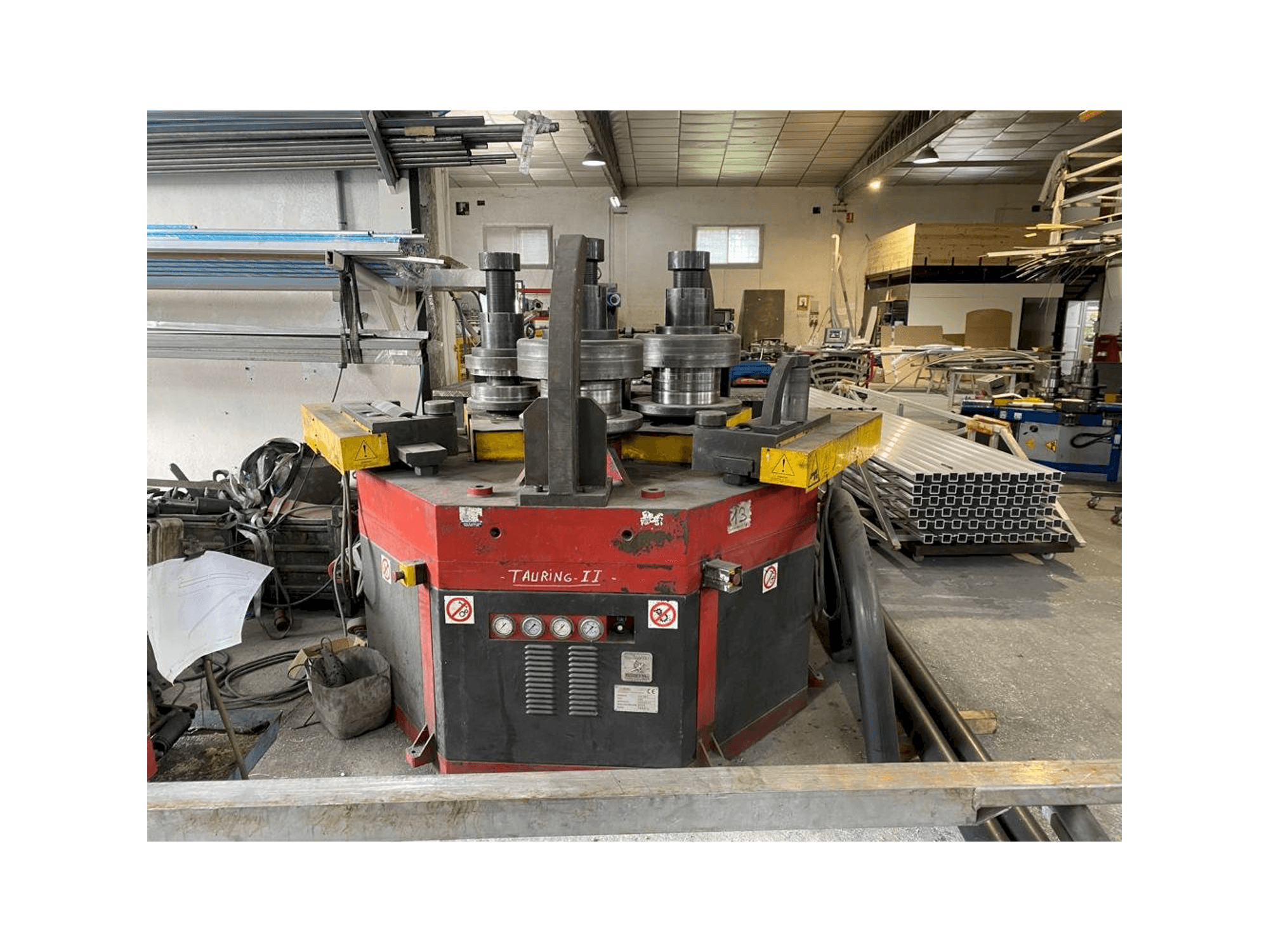 Čelní pohled na Tauring Alfa 200 stroj