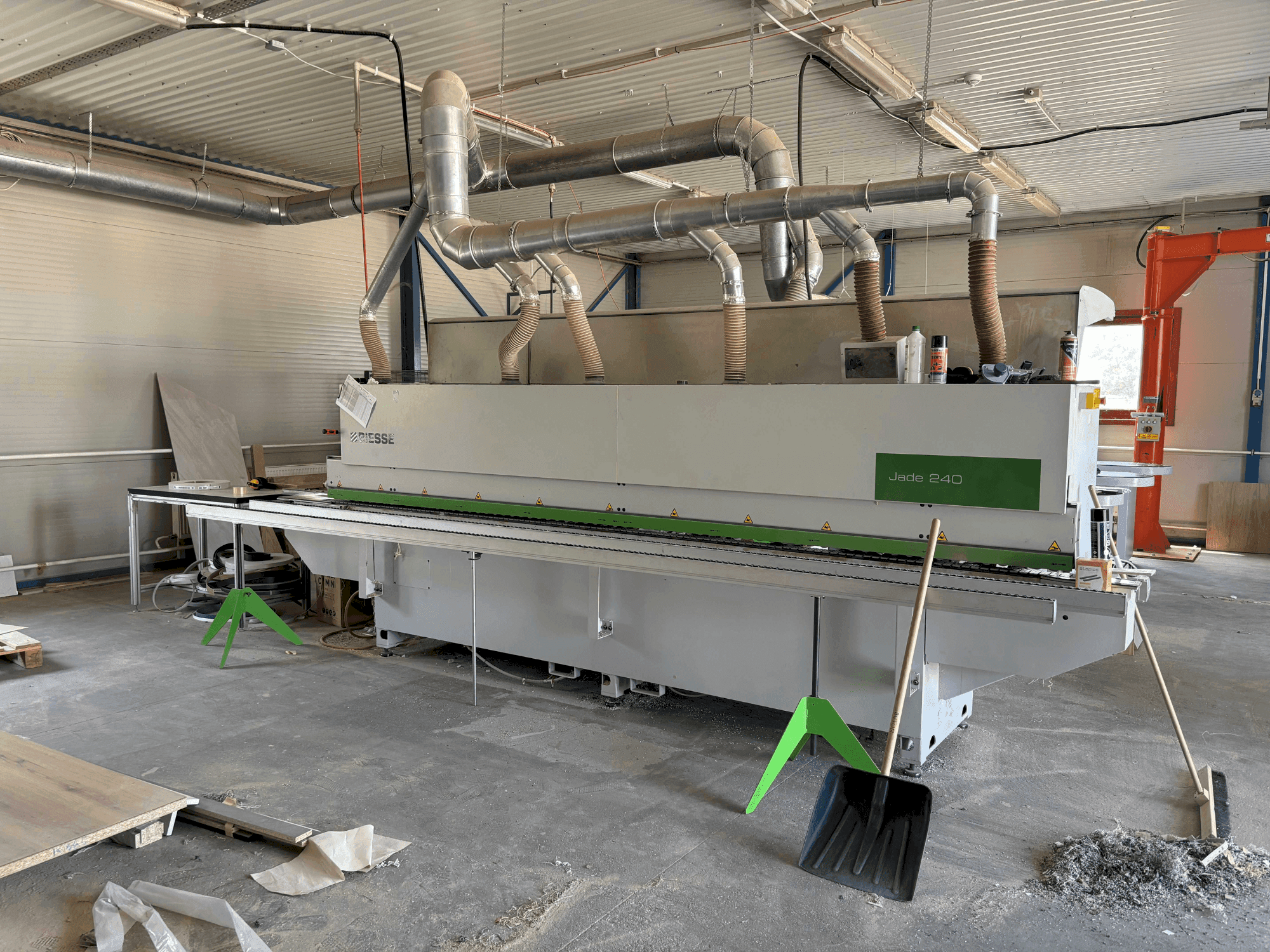 Čelní pohled na BIESSE Jade 240 stroj