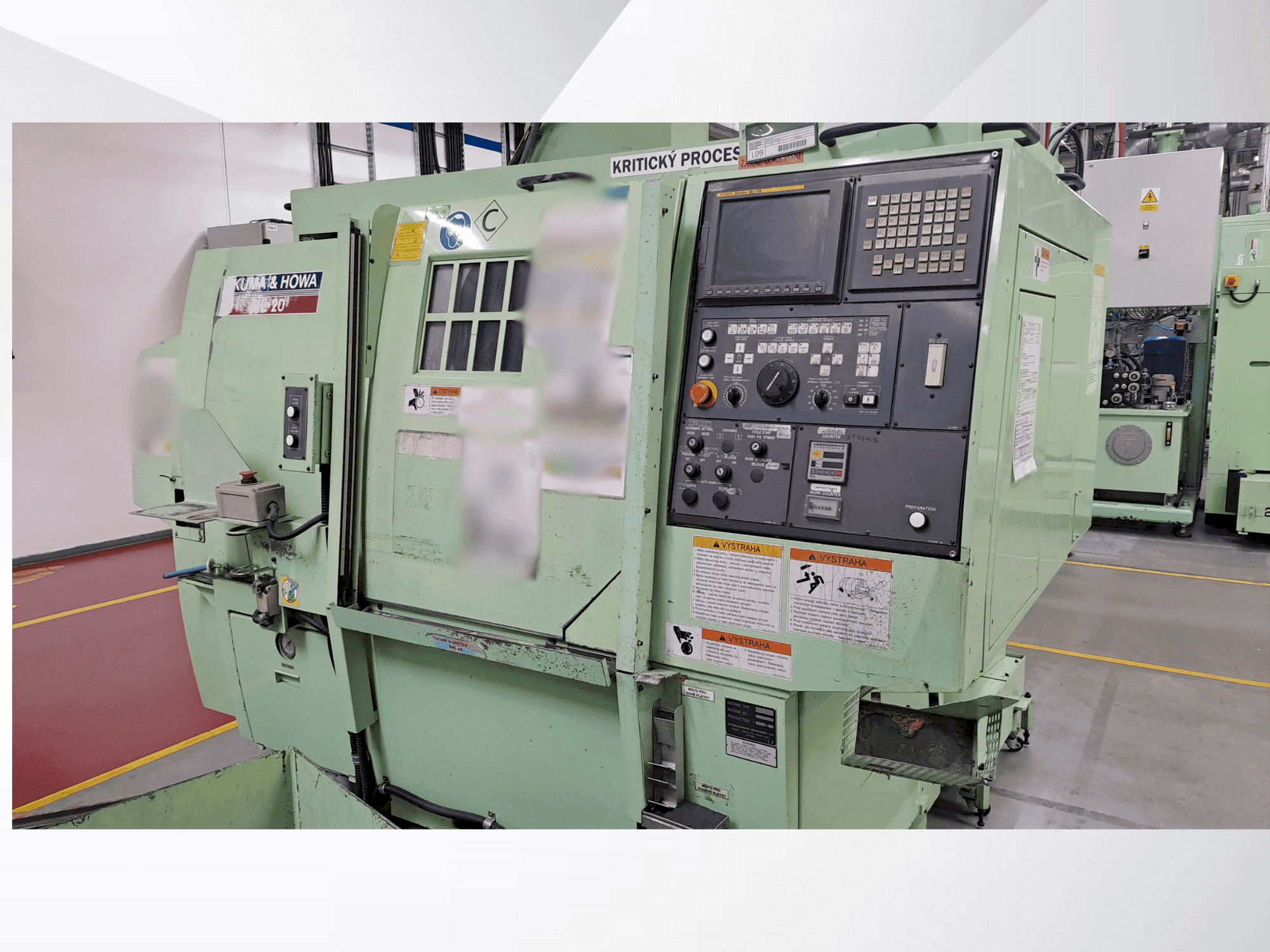 Čelní pohled na OKUMA & HOWA HL-20 stroj