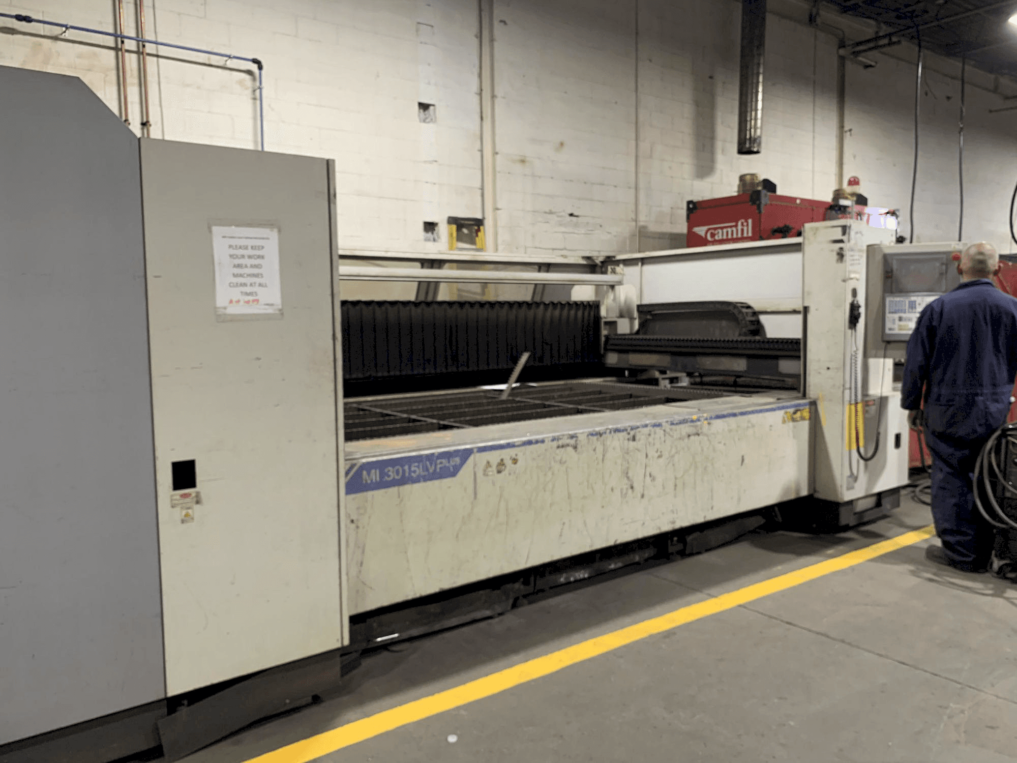 Levý boční pohled na Mitsubishi LV 3015 PLUS stroj