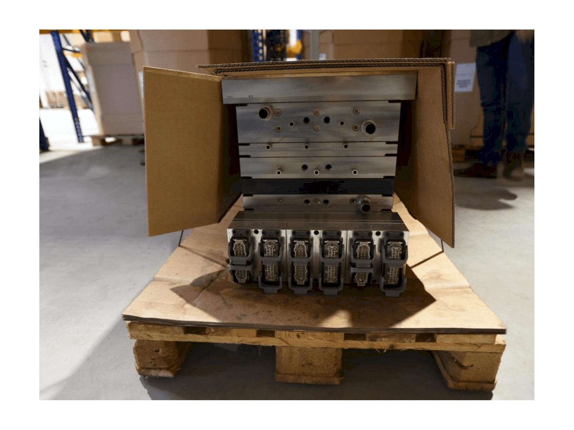 Čelní pohled na HTW PCO 1810 stroj