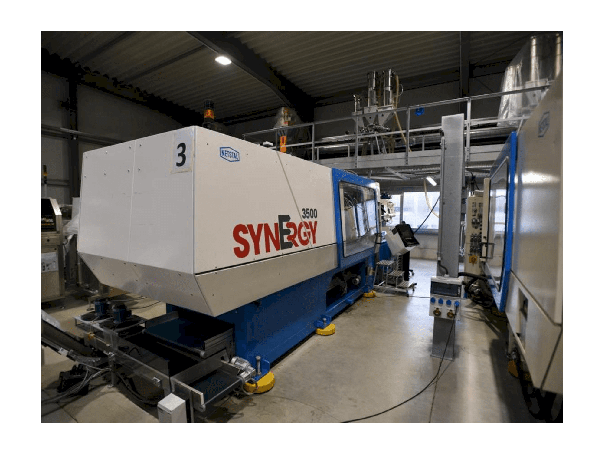 Čelní pohled na Netstal SynErgy 3500-2150 stroj