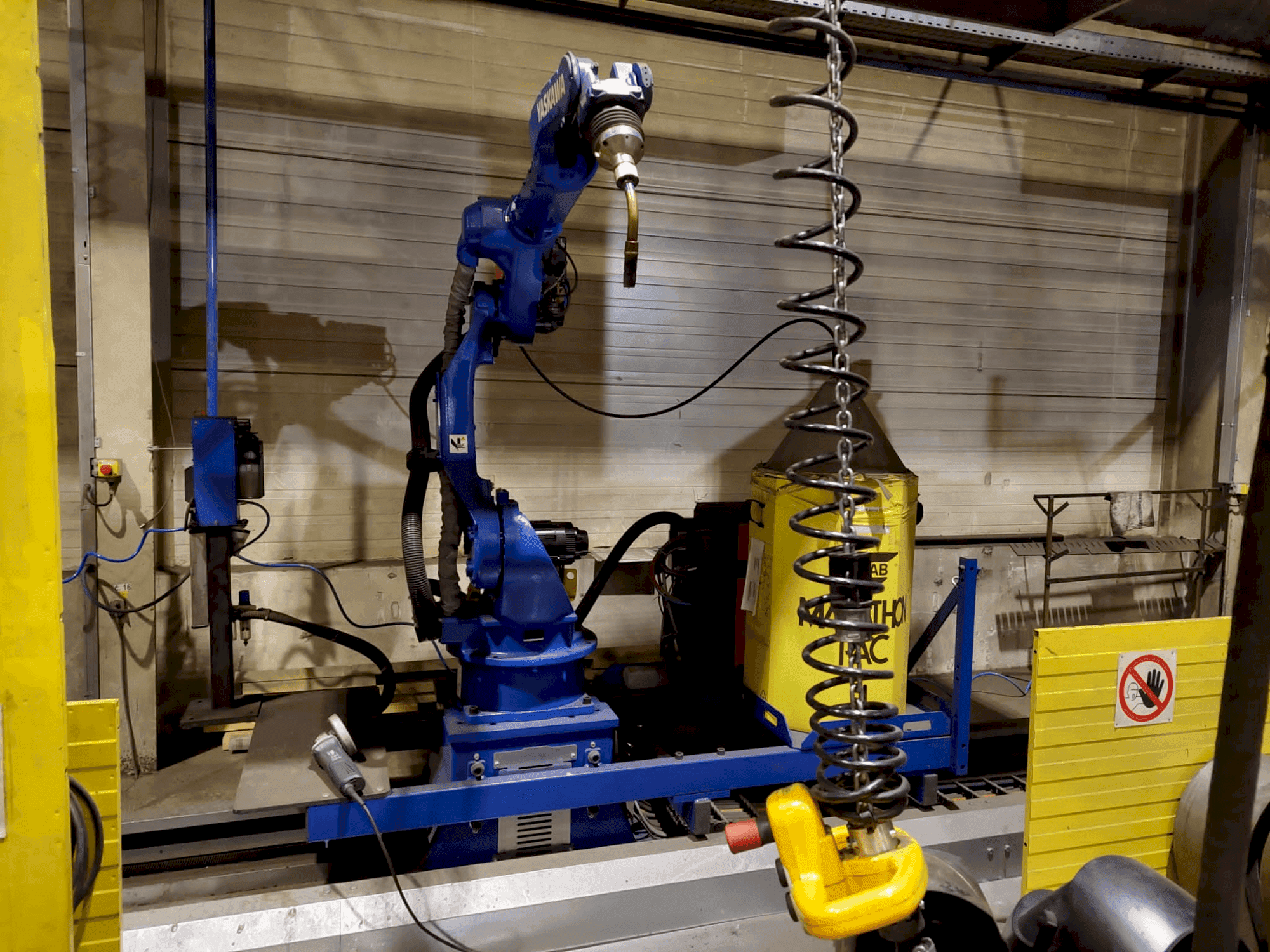 Čelní pohled na Yaskawa MA2010 Welding Station stroj