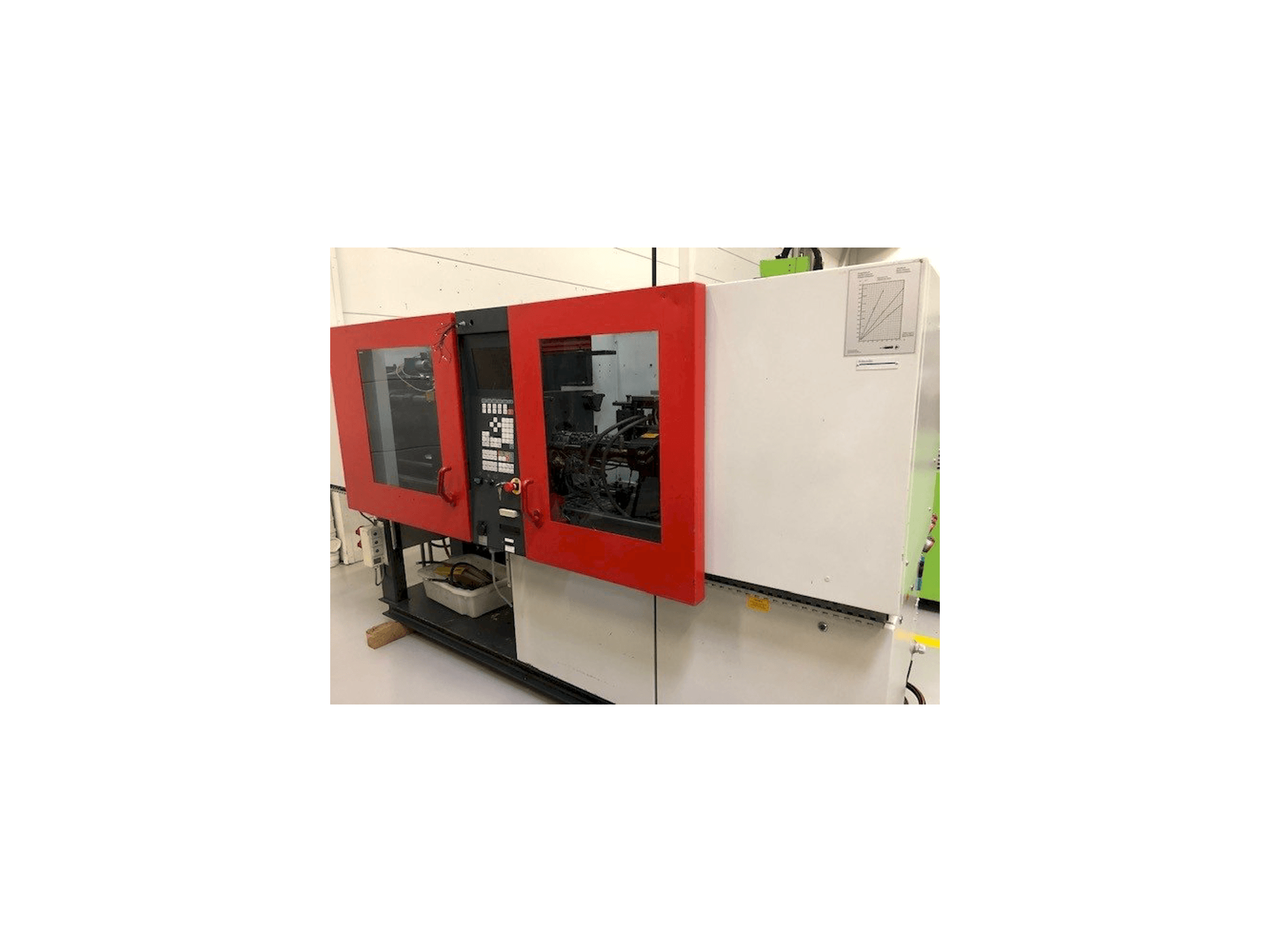 Levý boční pohled na FERROMATIK MILACRON K40 D-E stroj