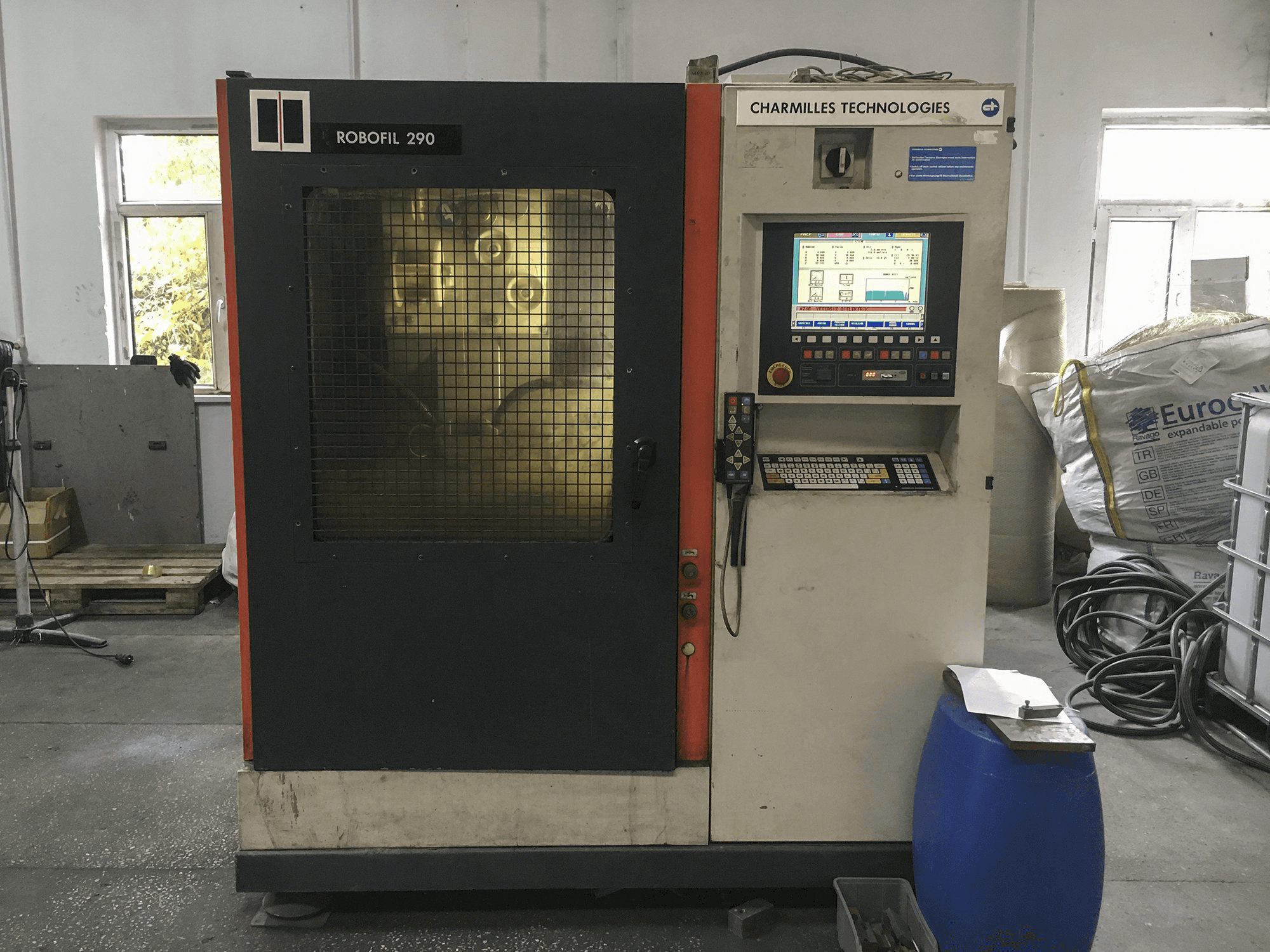 Čelní pohled na CHARMILLES ROBOFIL 290 stroj