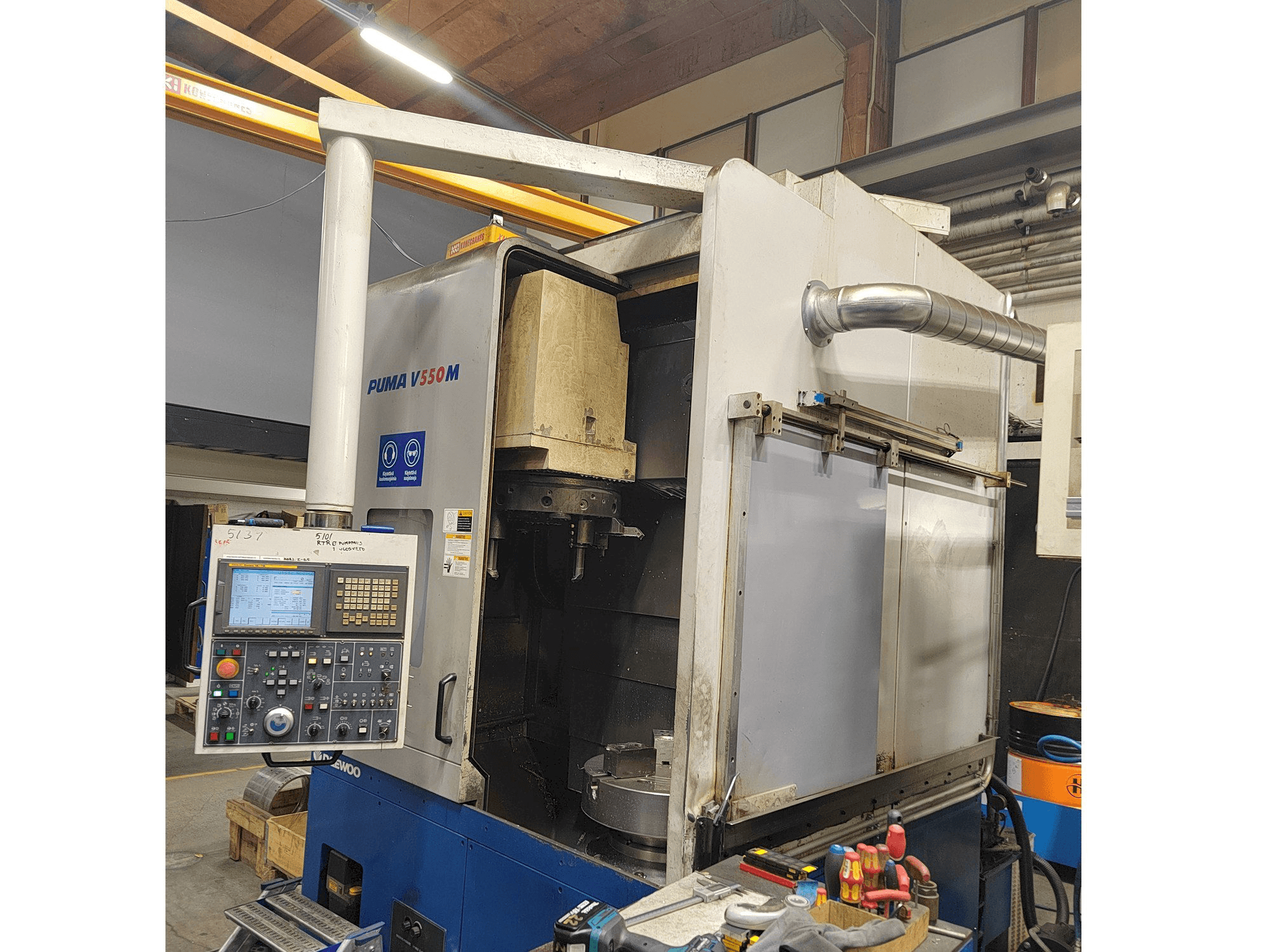 Čelní pohled na Doosan Puma V550M stroj