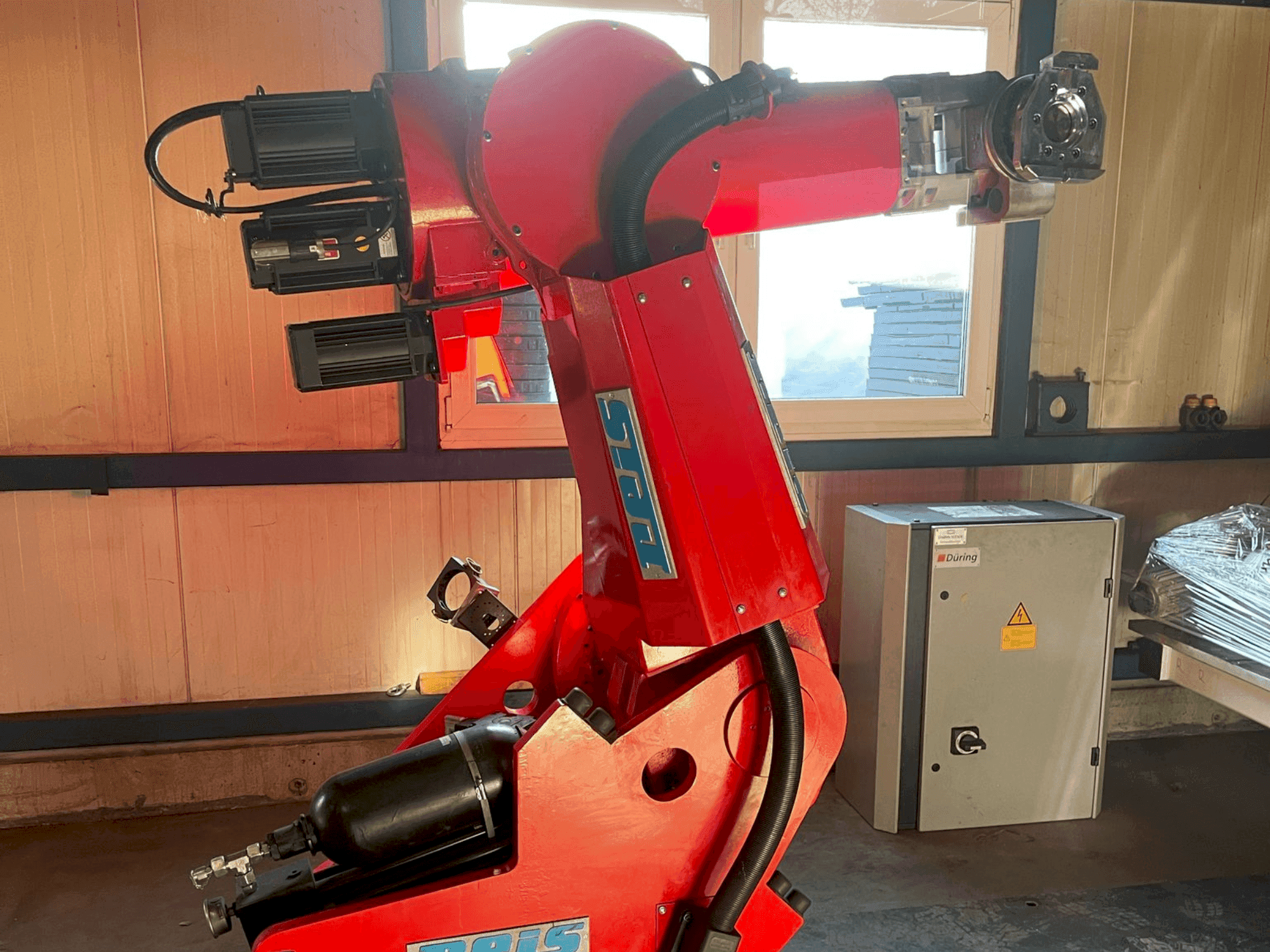 Čelní pohled na Reis SRV 130 stroj