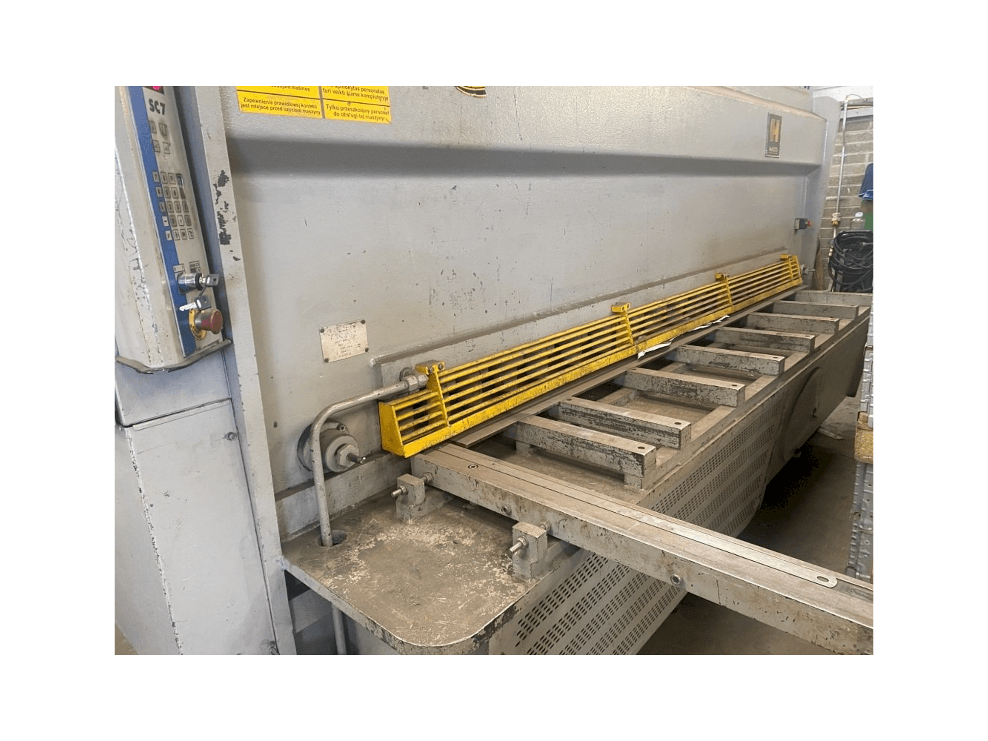 Čelní pohled na HACO HSLX 3013 stroj