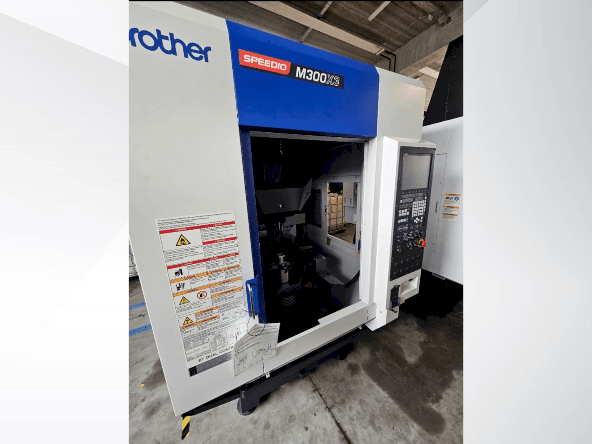 Čelní pohled na Brother Speedio M 300 X3 stroj
