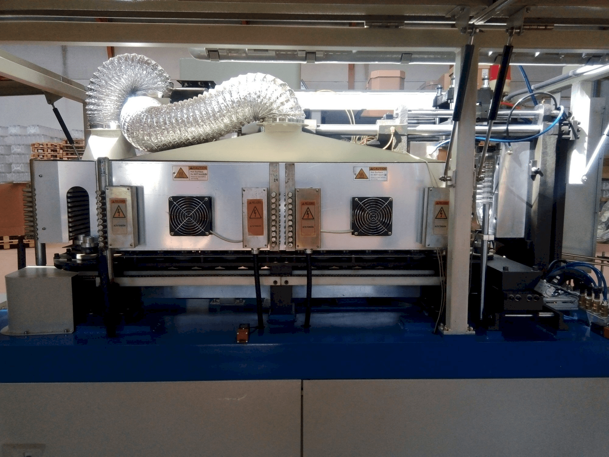 Čelní pohled na YANCED YS600 stroj