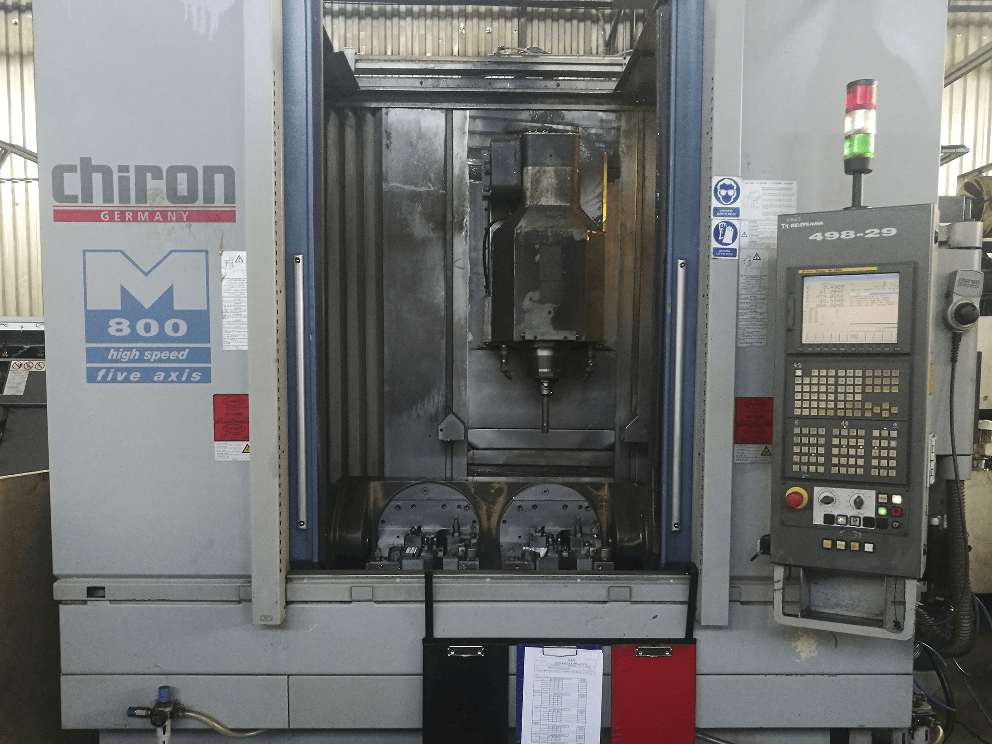 Čelní pohled na CHIRON MILL 800 stroj