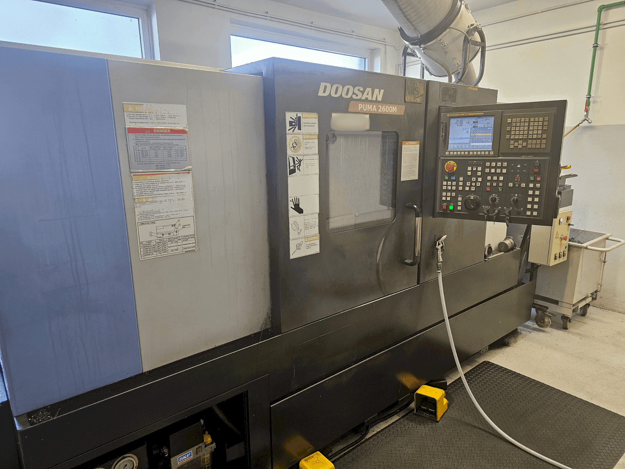Čelní pohled na DOOSAN Puma 2600M stroj
