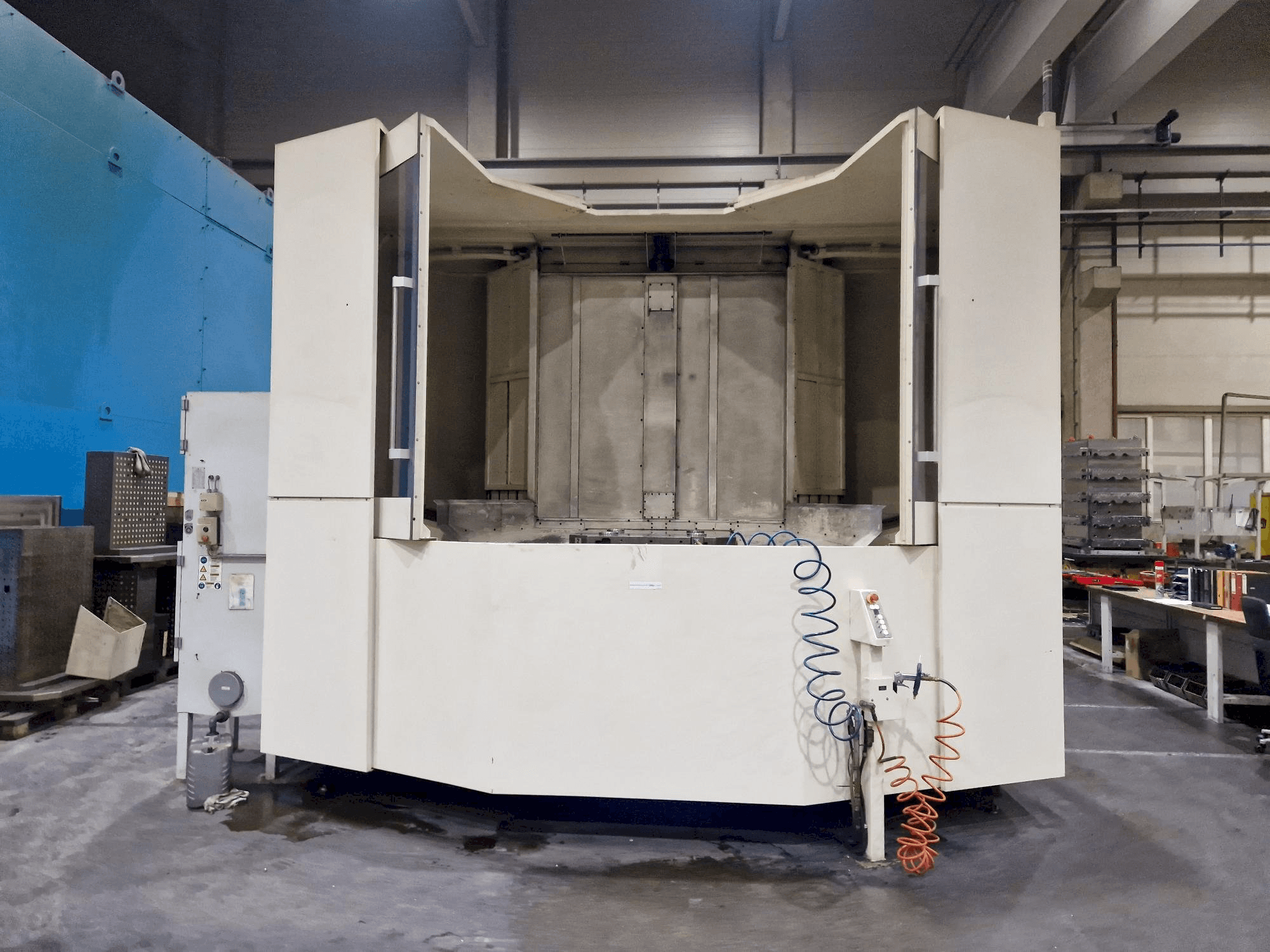 Čelní pohled na Makino a120nx stroj