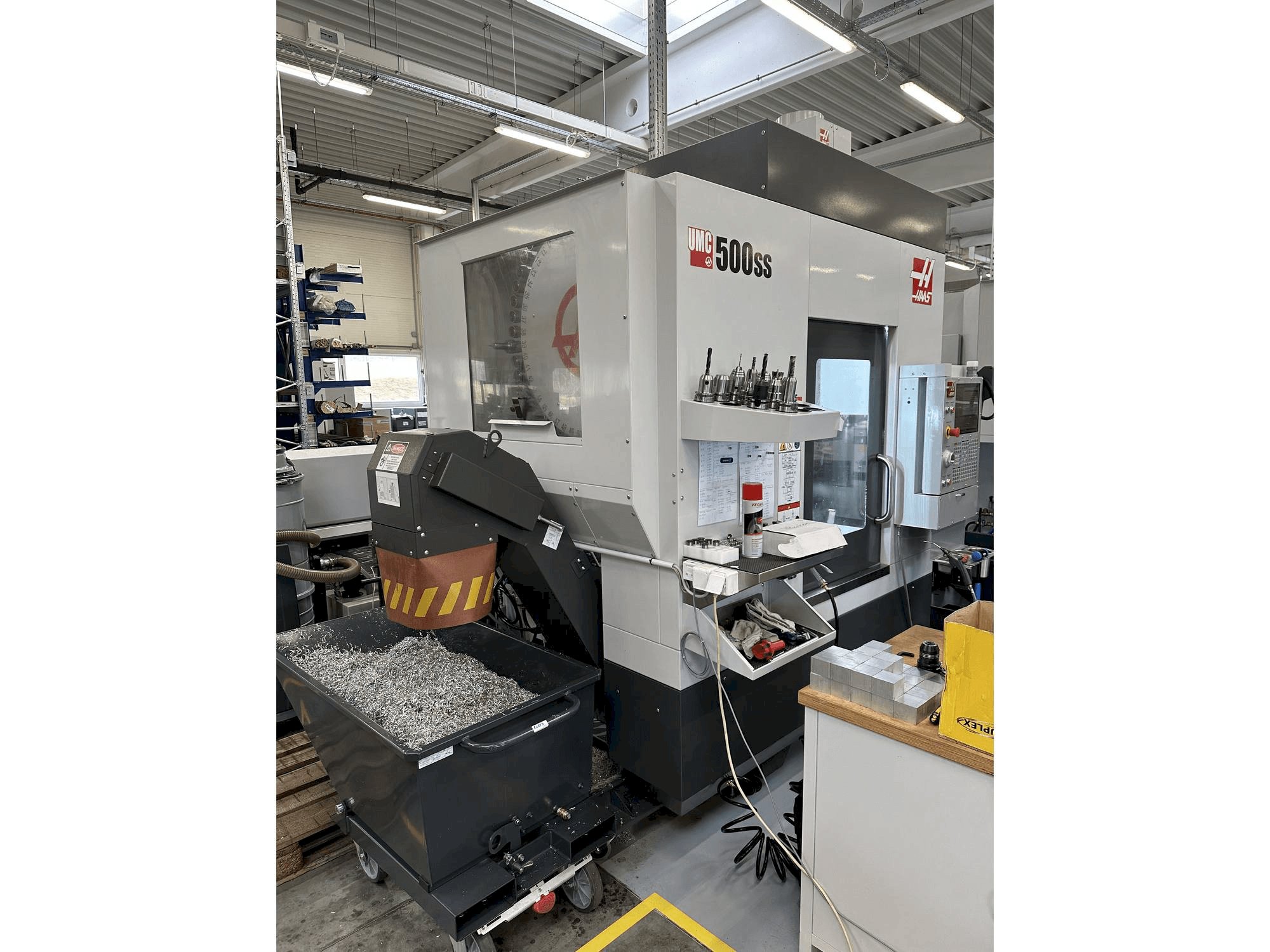 Čelní pohled na HAAS UMC-500SS stroj