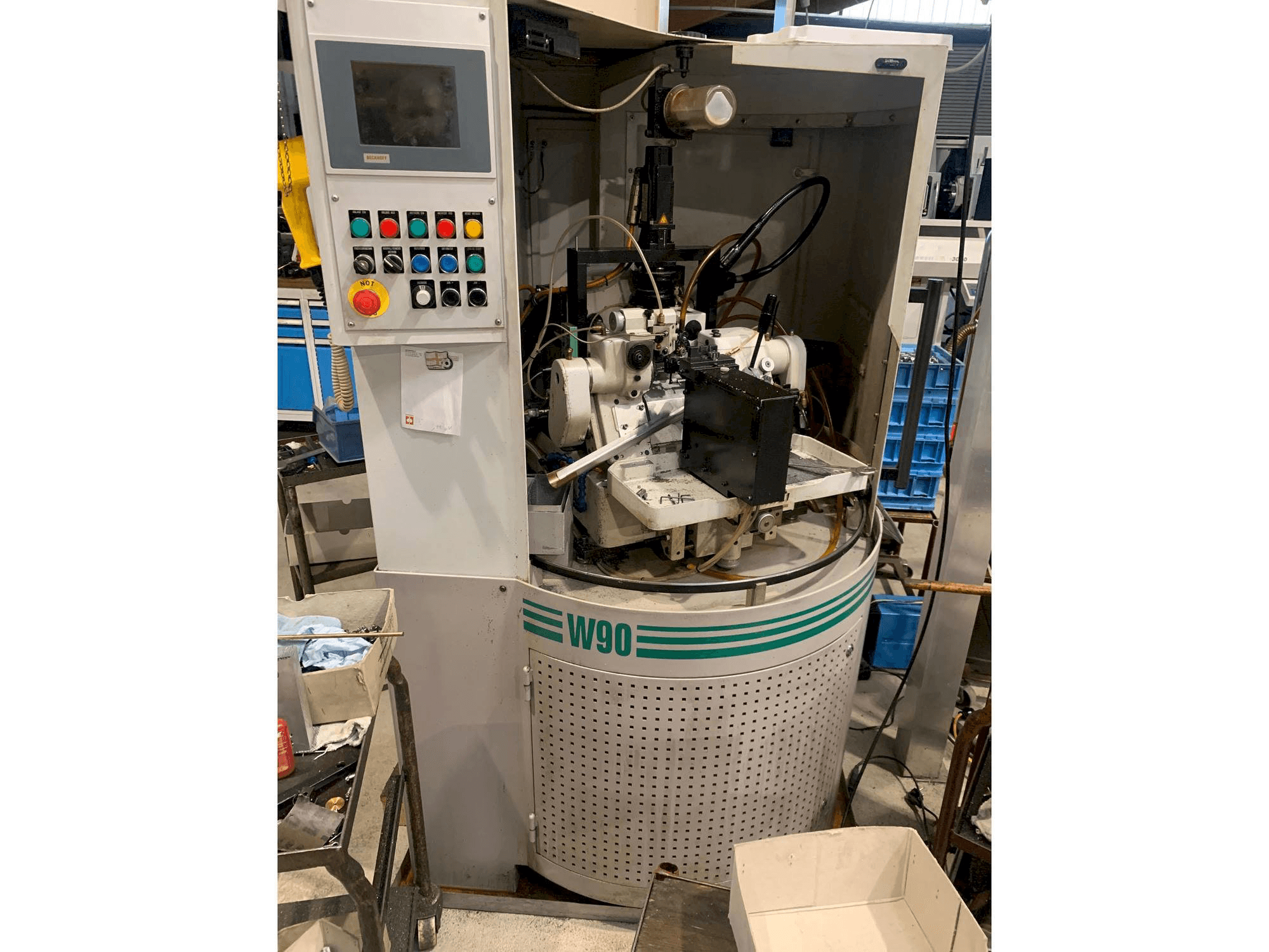 Čelní pohled na Lambert Wahli W 90 CNC stroj