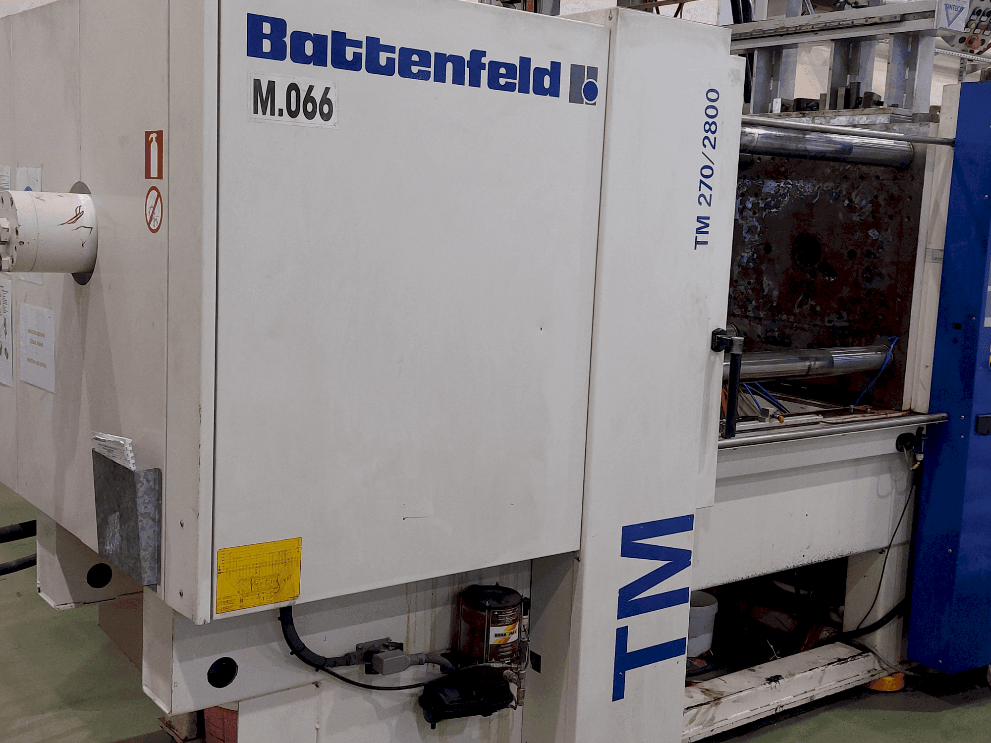 Čelní pohled na Battenfeld TM 270 / 2800 stroj