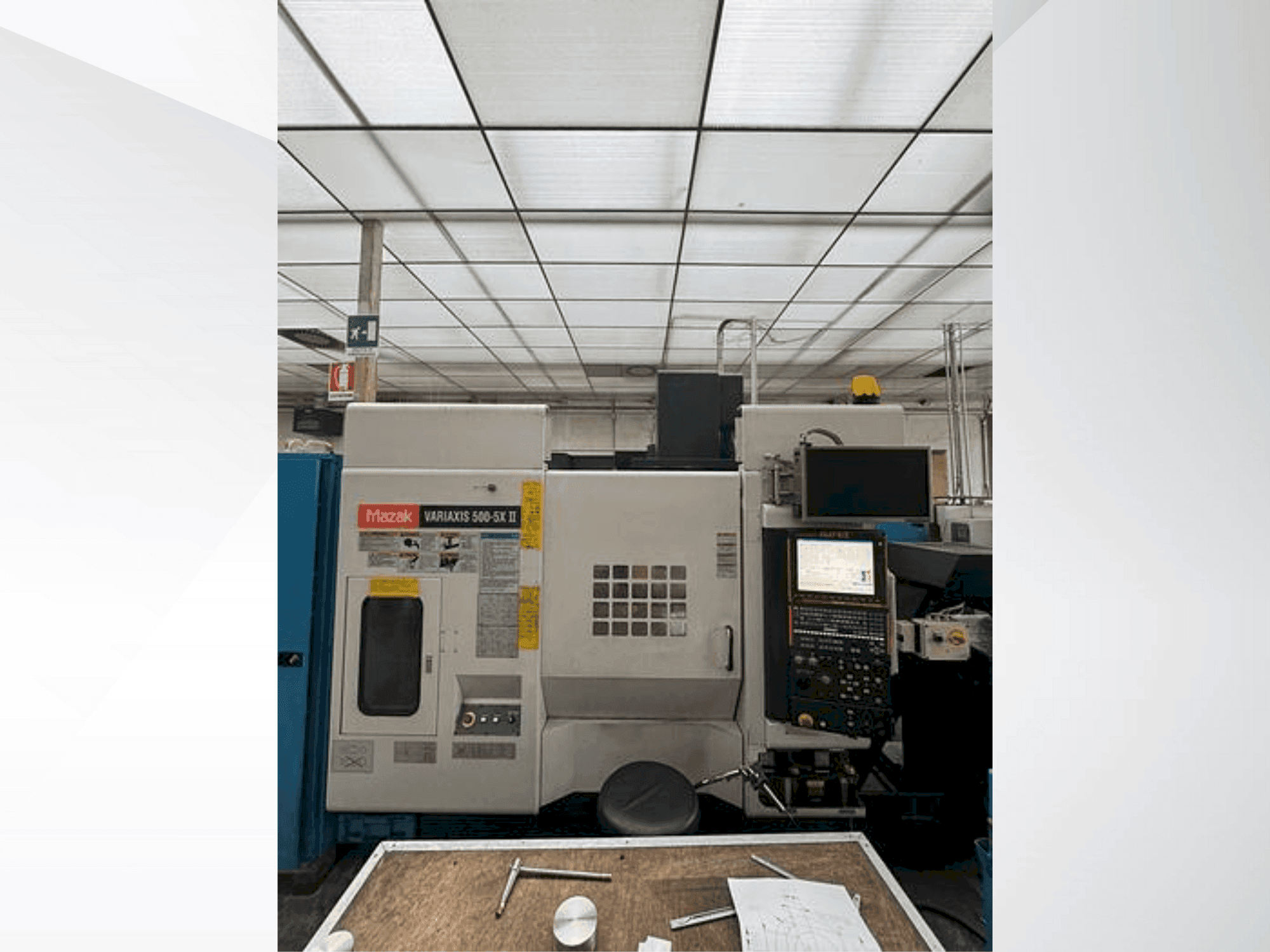 Čelní pohled na Mazak Variaxis 500-5X II stroj