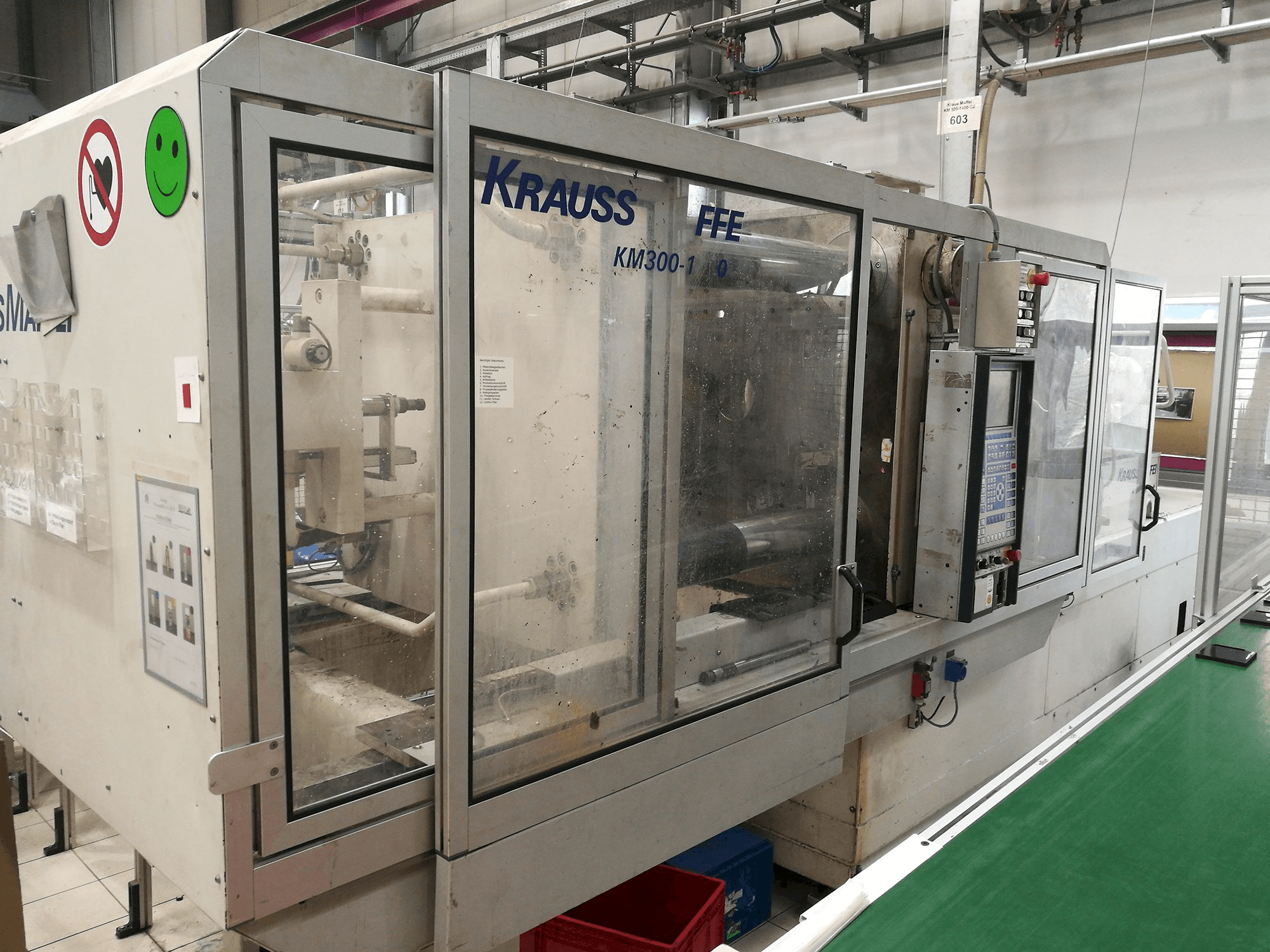 Levý pohled na Krauss Maffei KM 300-1400 C2 stroj