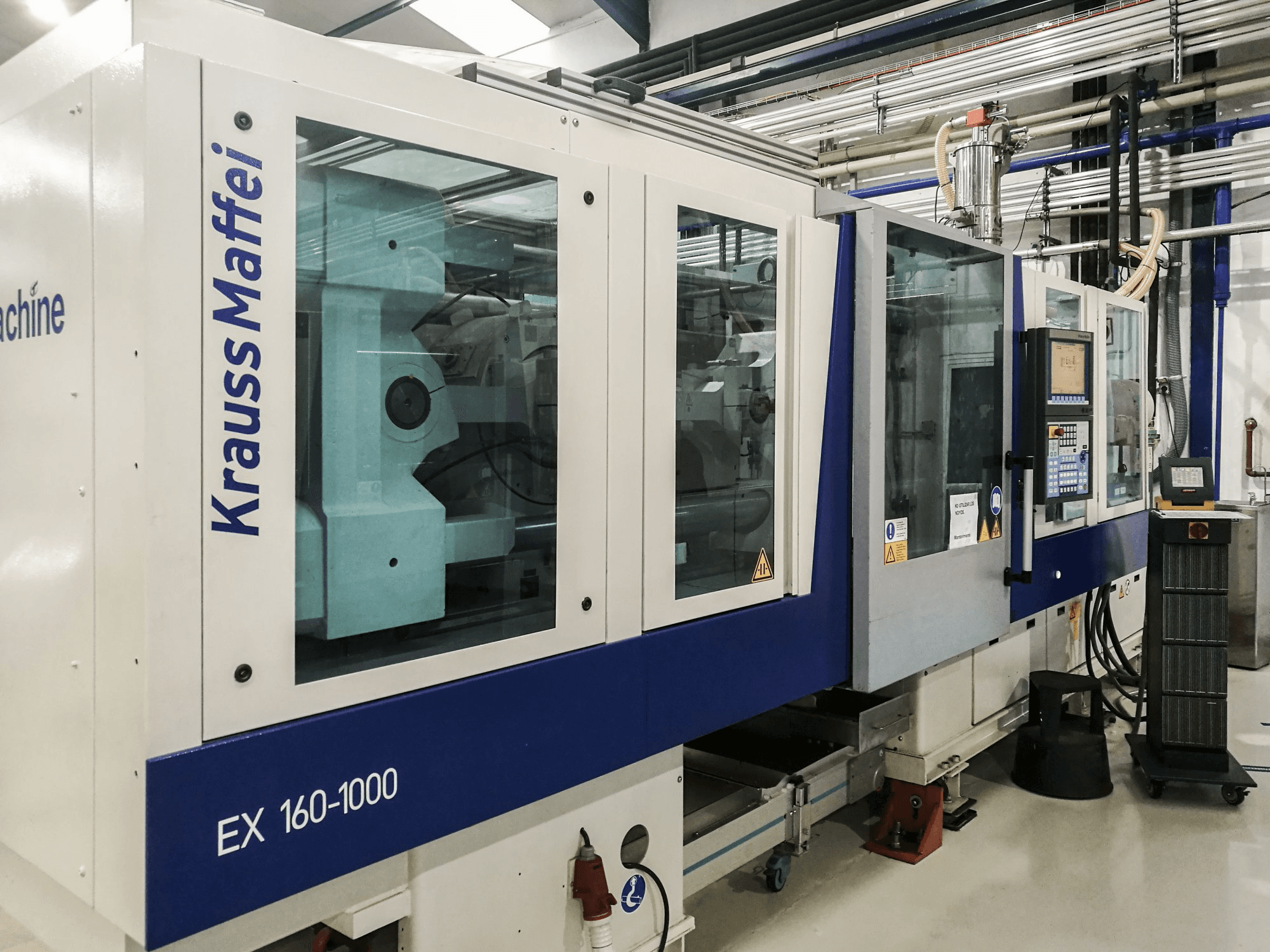Levý pohled na Krauss Maffei 160-1000 EX stroj