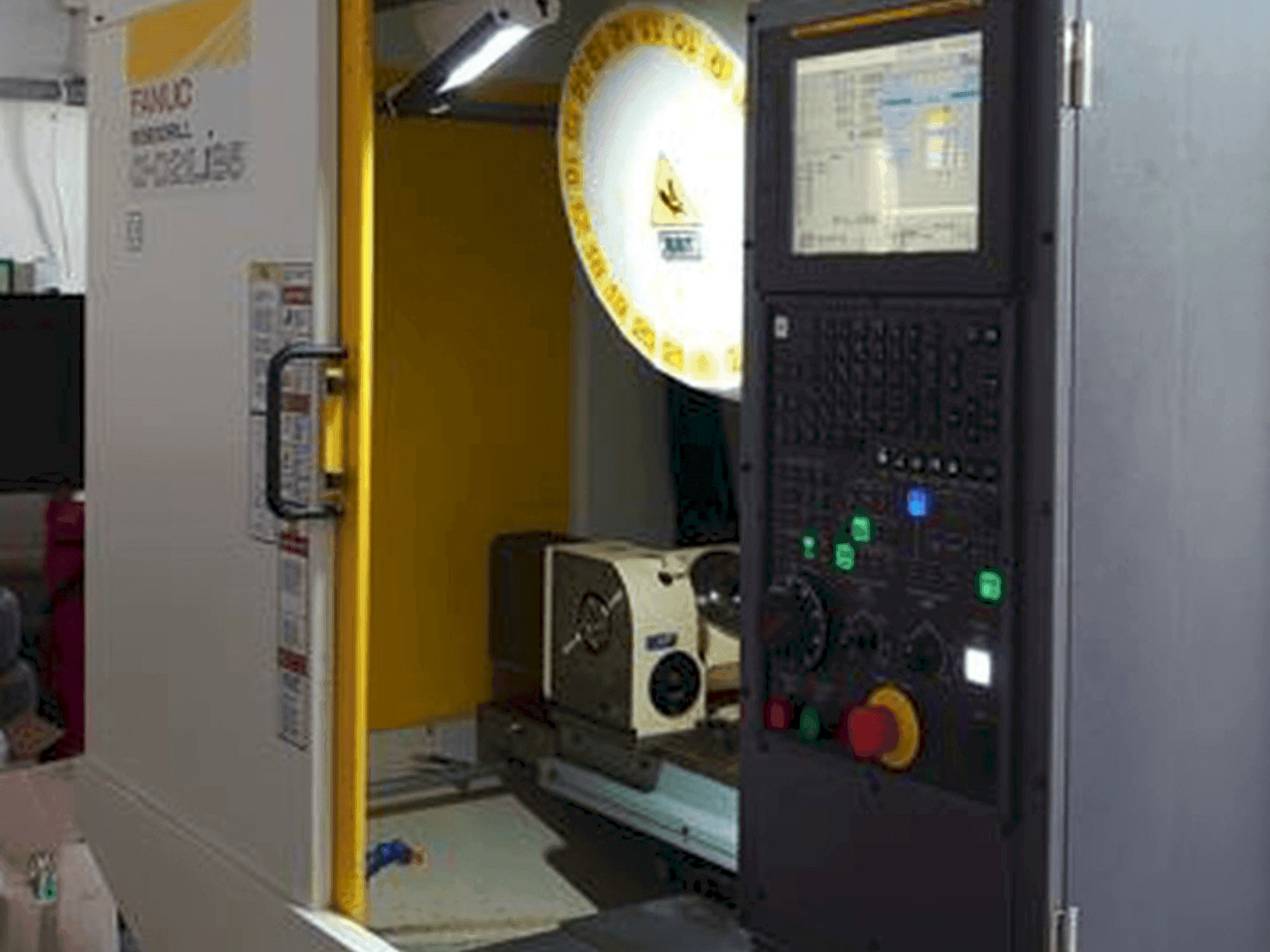 Čelní pohled na FANUC ROBODRILL α-D21LiB5 stroj