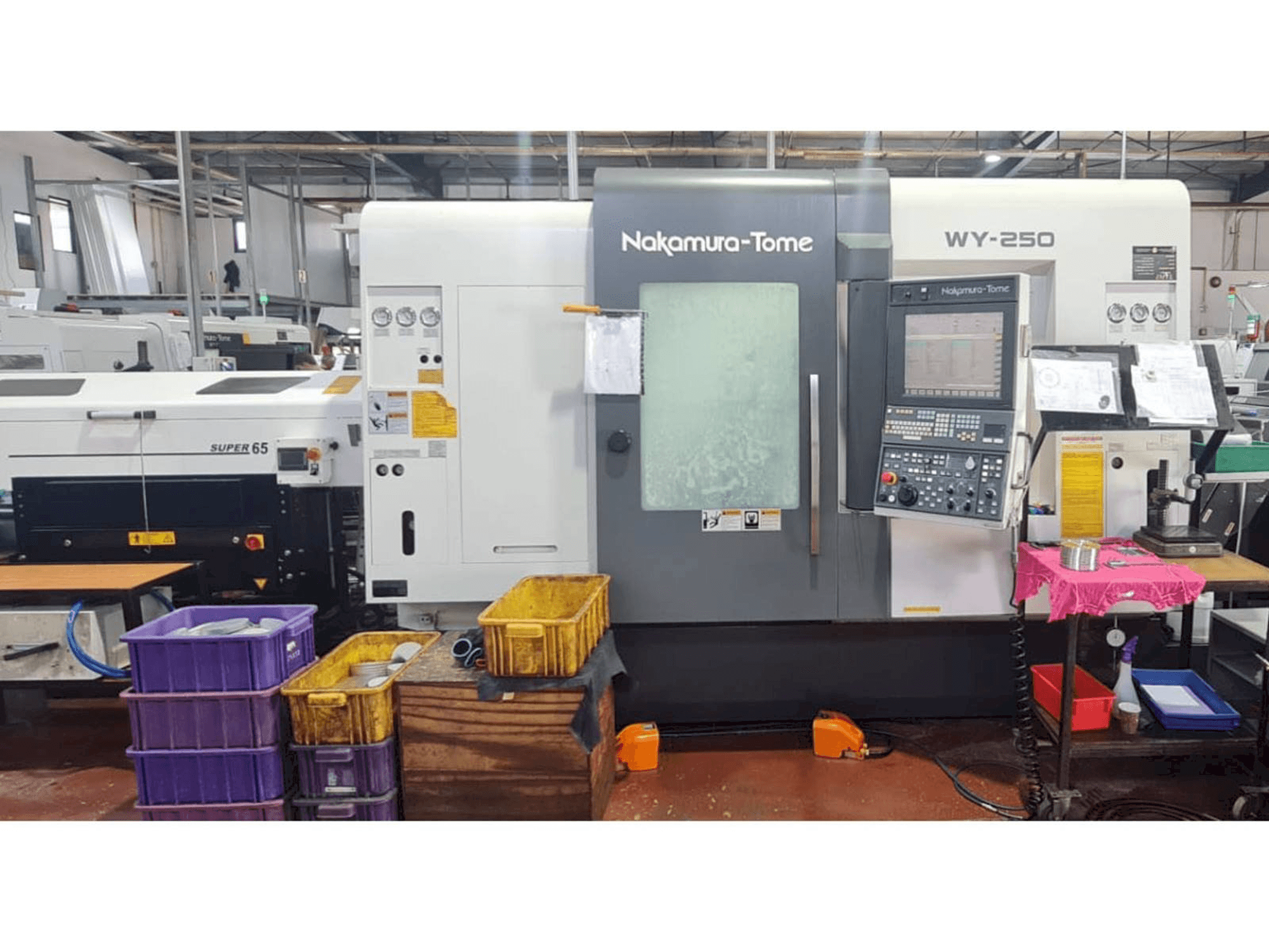 Čelní pohled na NAKAMURA-TOME WY 250 stroj