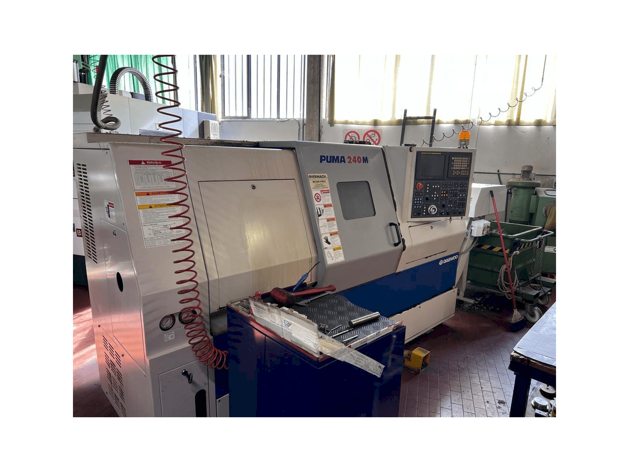 Čelní pohled na DAEWOO Puma 240M stroj