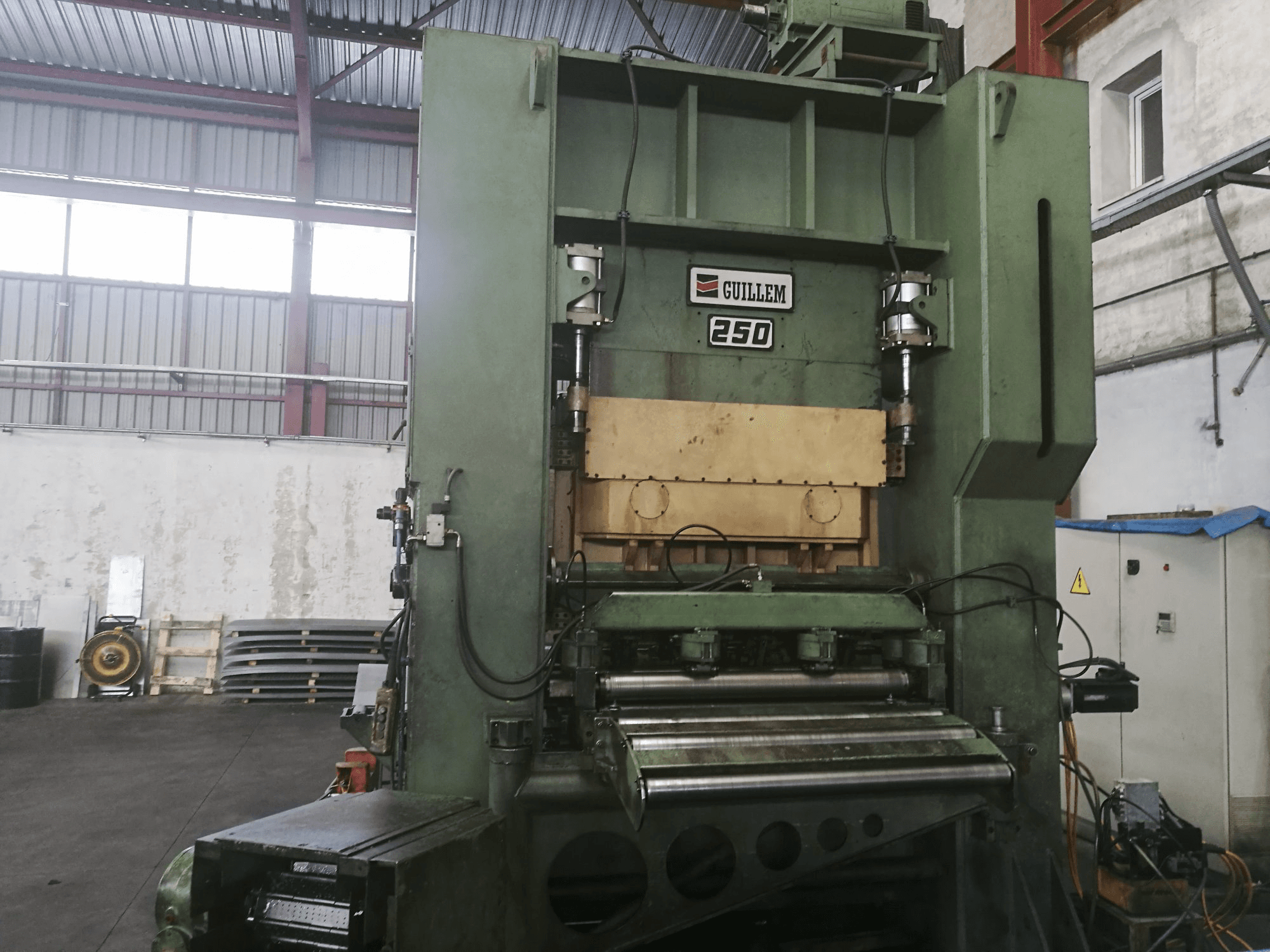 Čelní pohled na GUILLEM D2.250 stroj