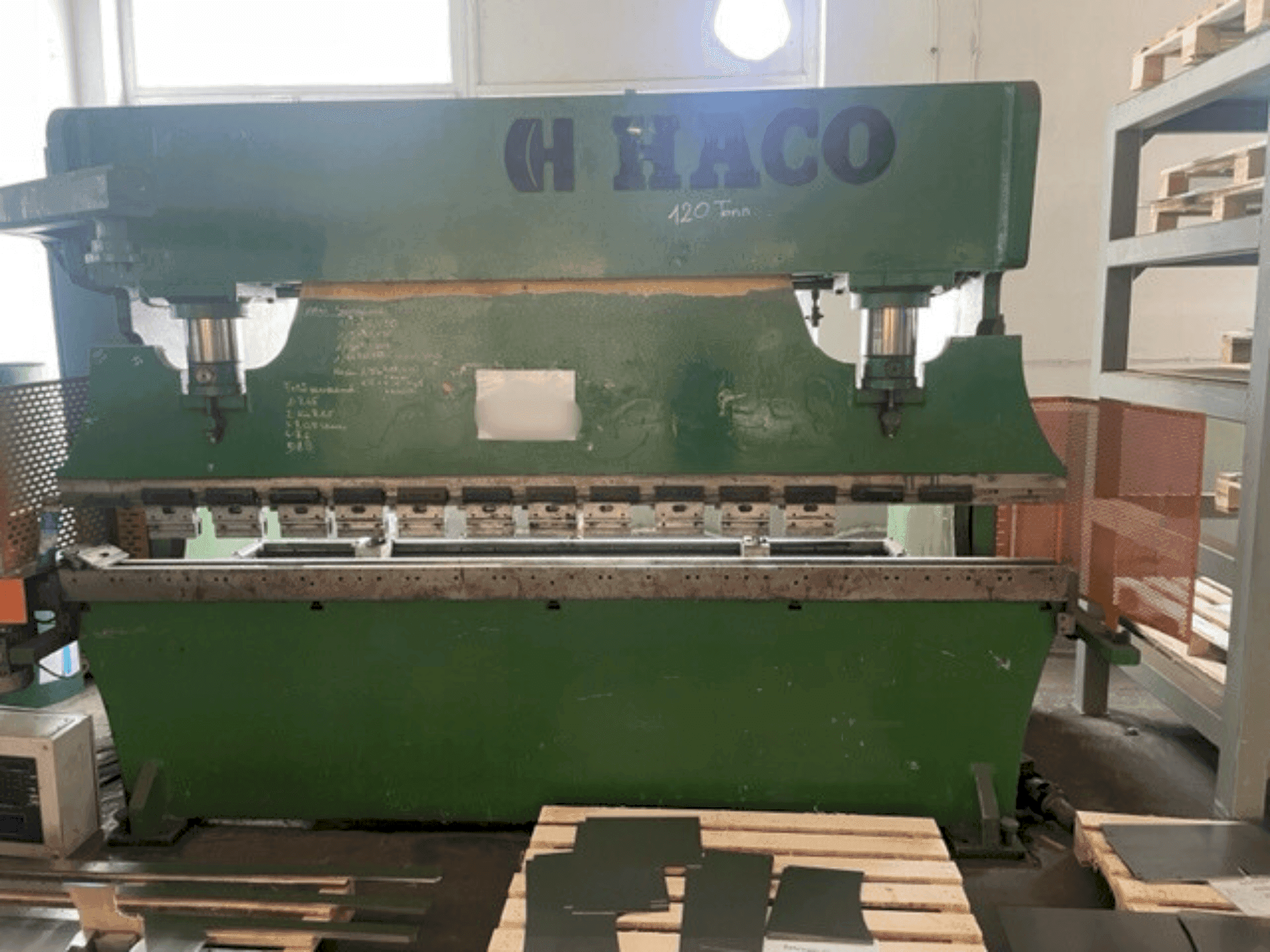 Čelní pohled na HACO PPE S30135 stroj