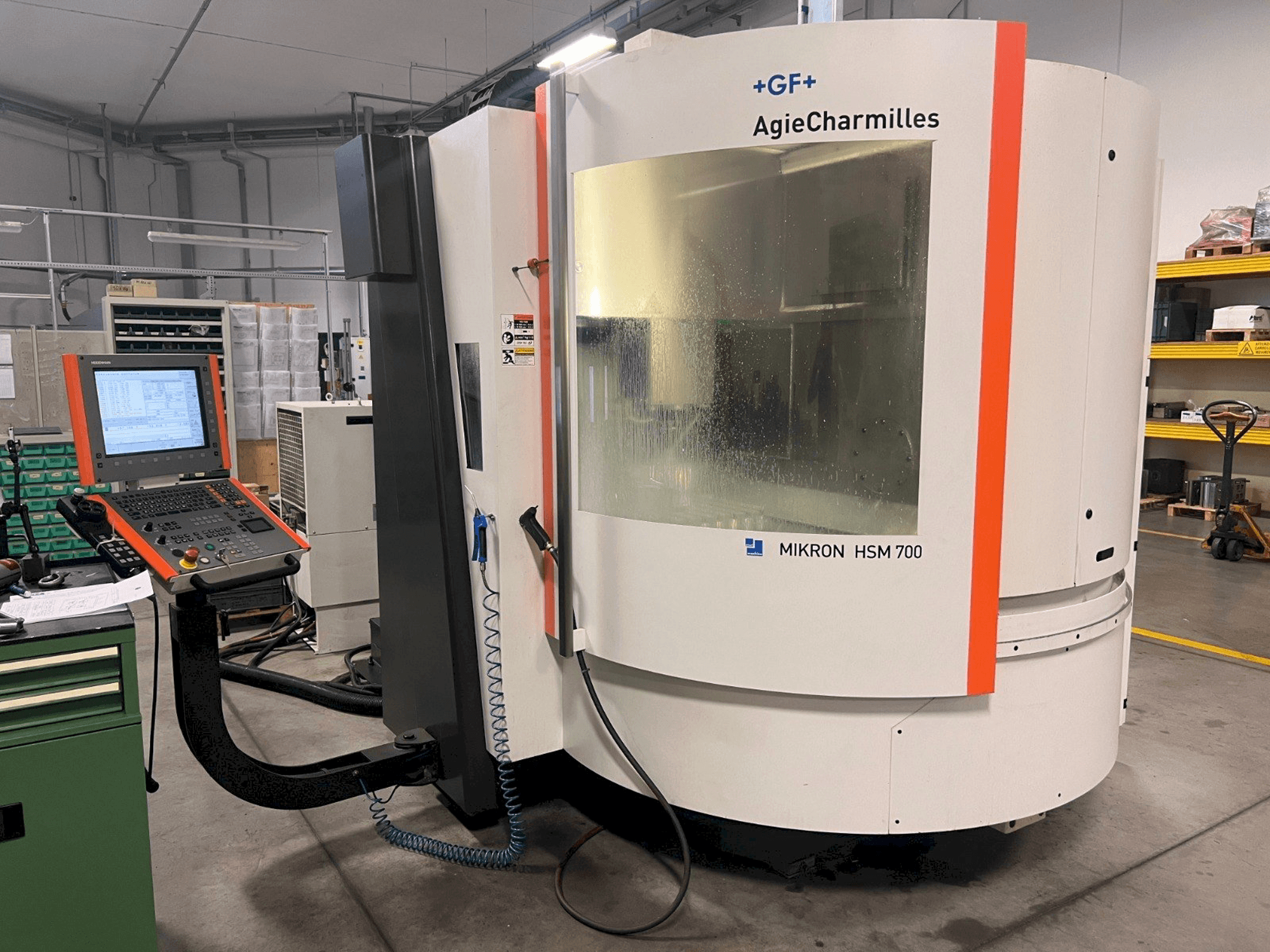 Čelní pohled na AgieCharmilles MIKRON HSM 700 stroj