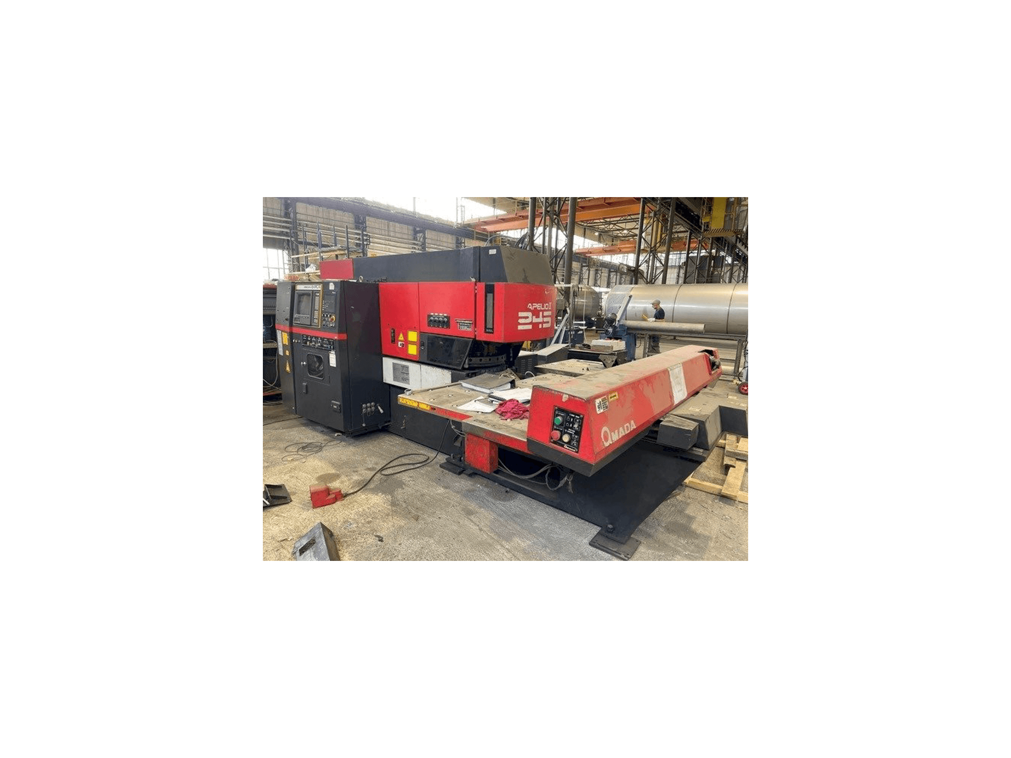 Čelní pohled na AMADA Apelio II 245 stroj