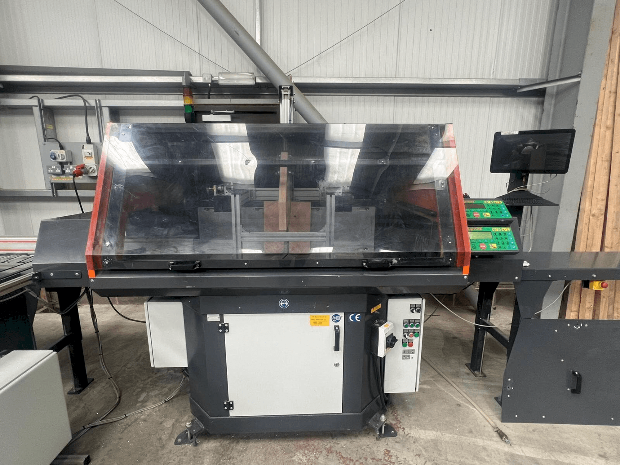 Čelní pohled na TIGER UKA 600 Cross cut installation stroj