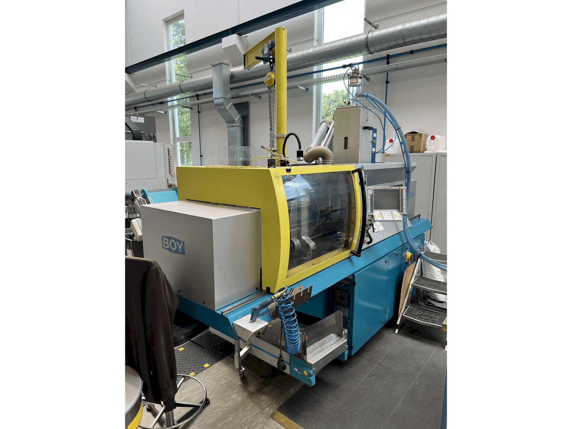 Levý pohled na BOY 55A stroj