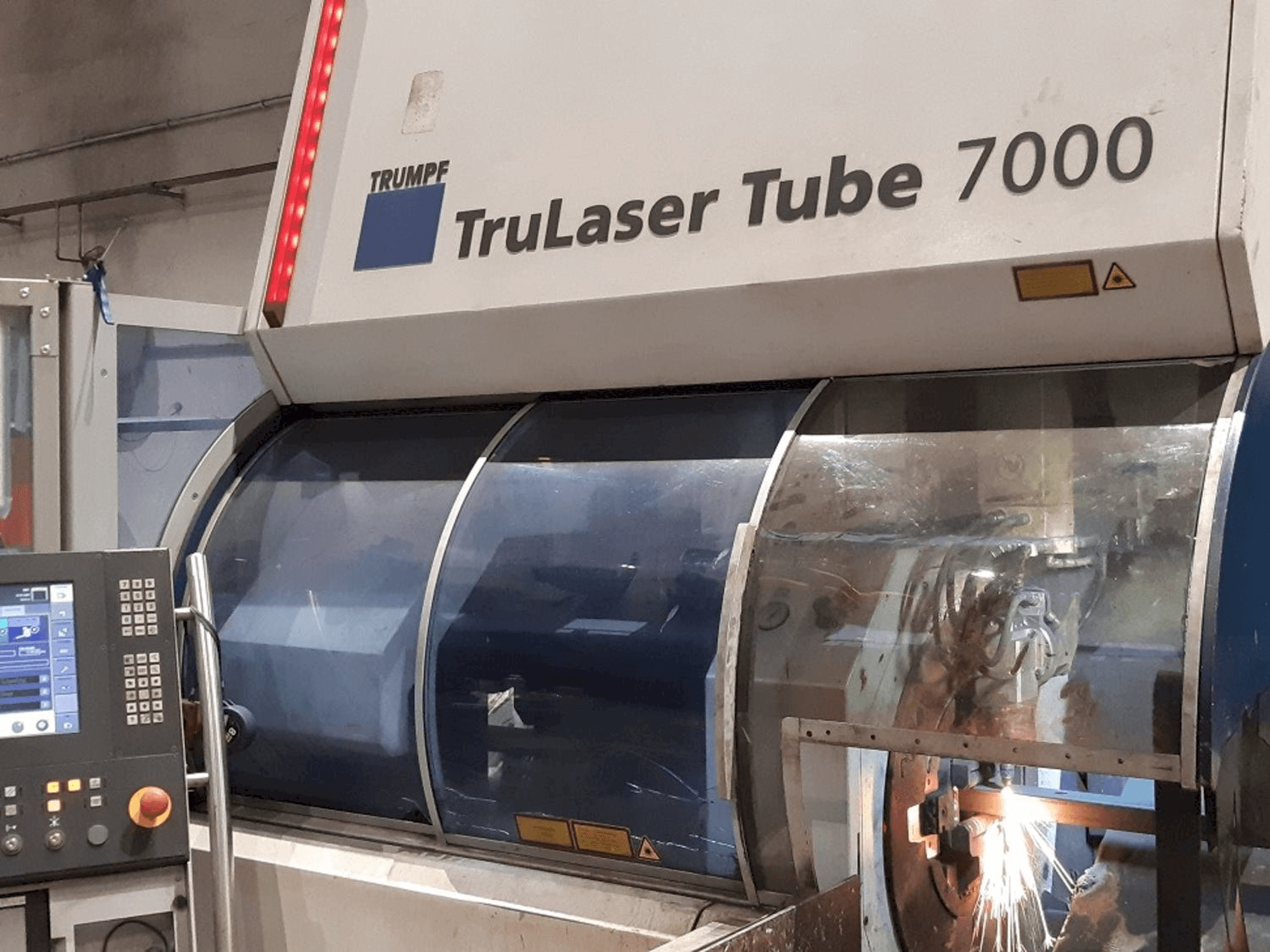 Čelní pohled na Trumpf TruLaser Tube 7000 stroj