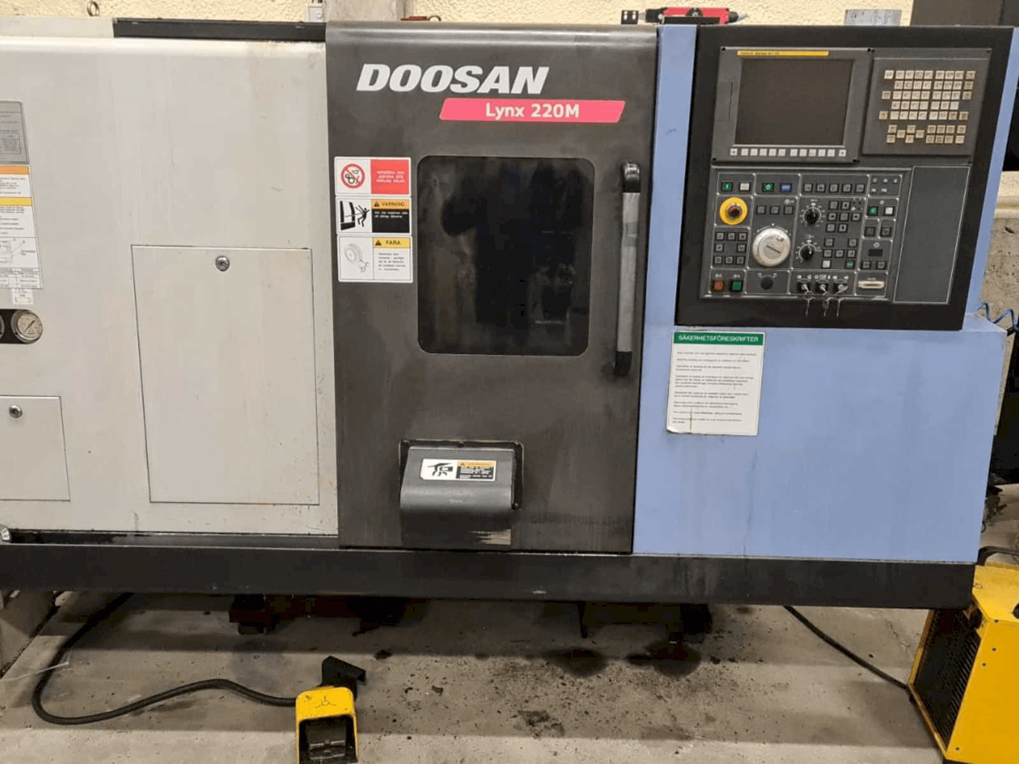 Čelní pohled na Doosan Lynx 220MA + bar feeder LNS Express stroj