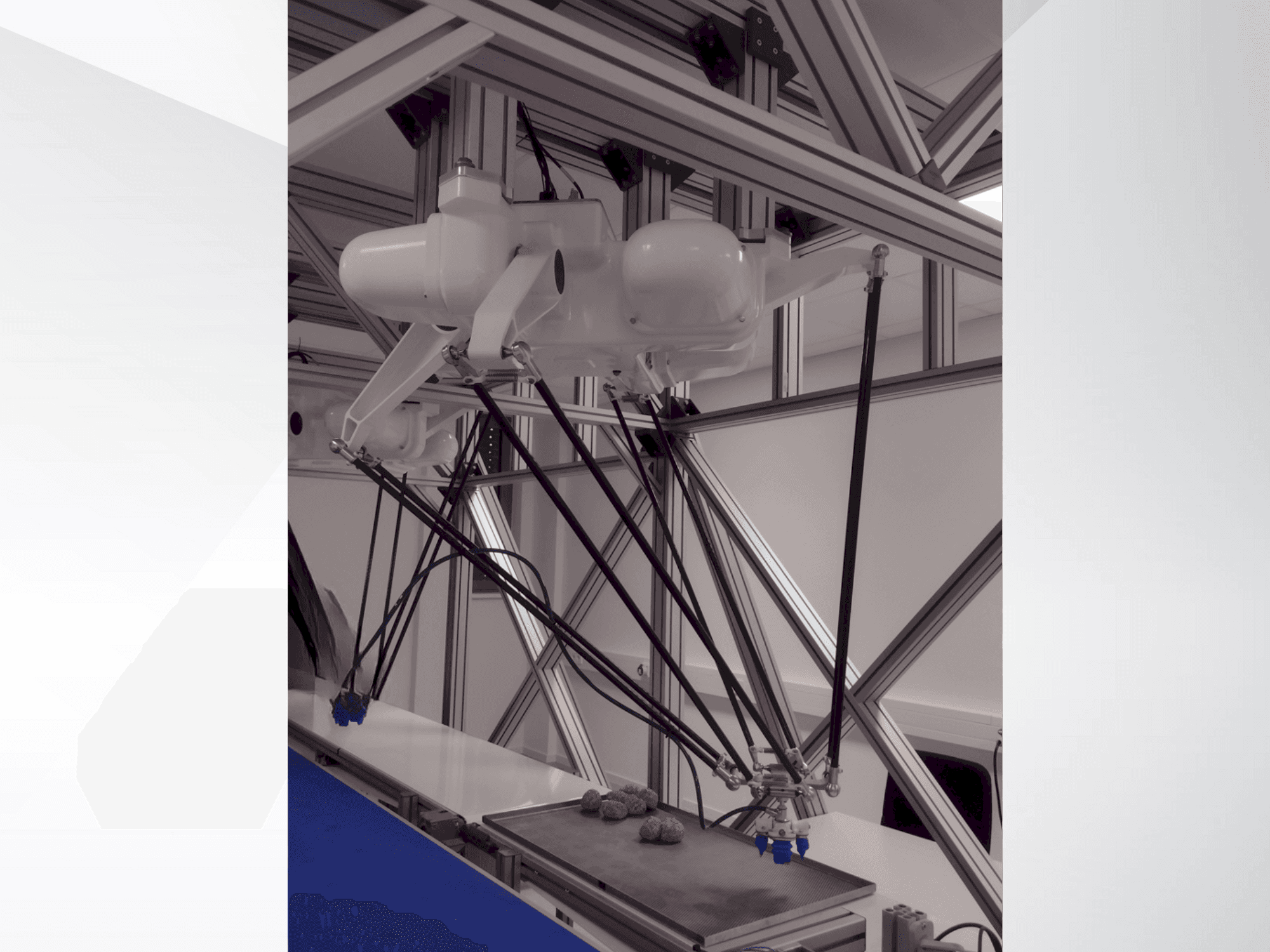 Čelní pohled na OMRON Quattro 800HS with Platform P30 stroj