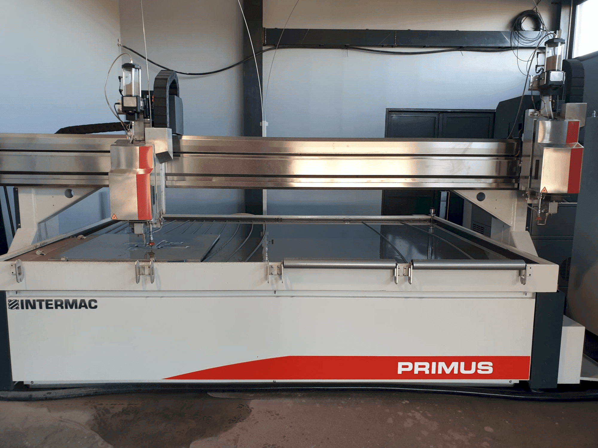 Čelní pohled na Intermac Primus 322 stroj