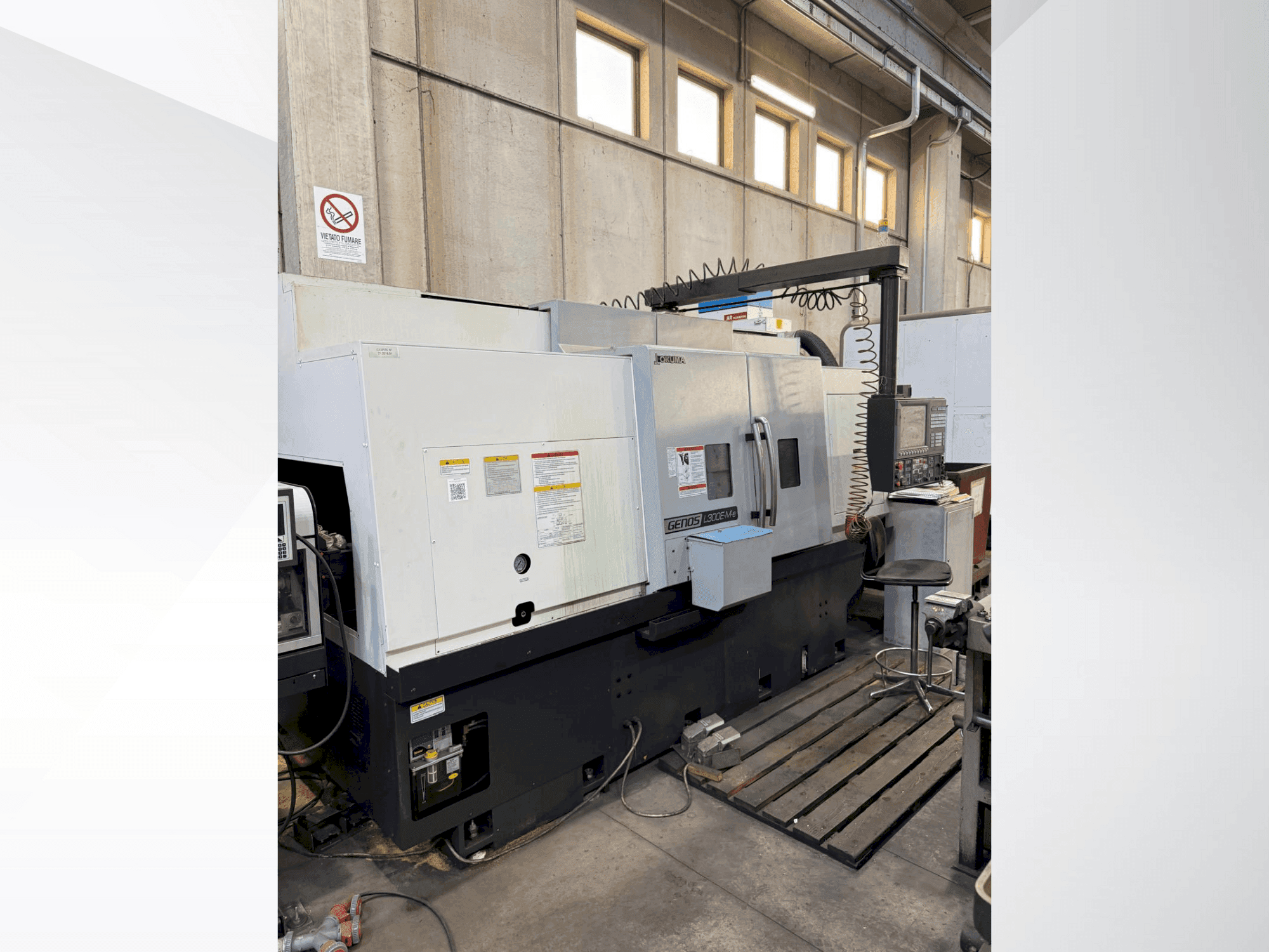 Čelní pohled na Okuma Genos L 300E-MY-e stroj