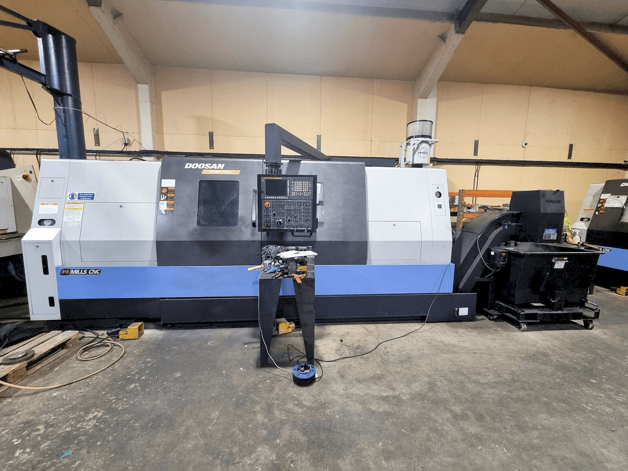 Čelní pohled na DOOSAN Puma 400LB stroj