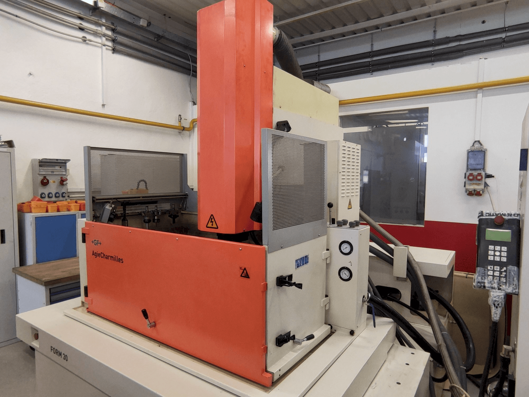 Čelní pohled na AgieCharmilles FORM 30 stroj