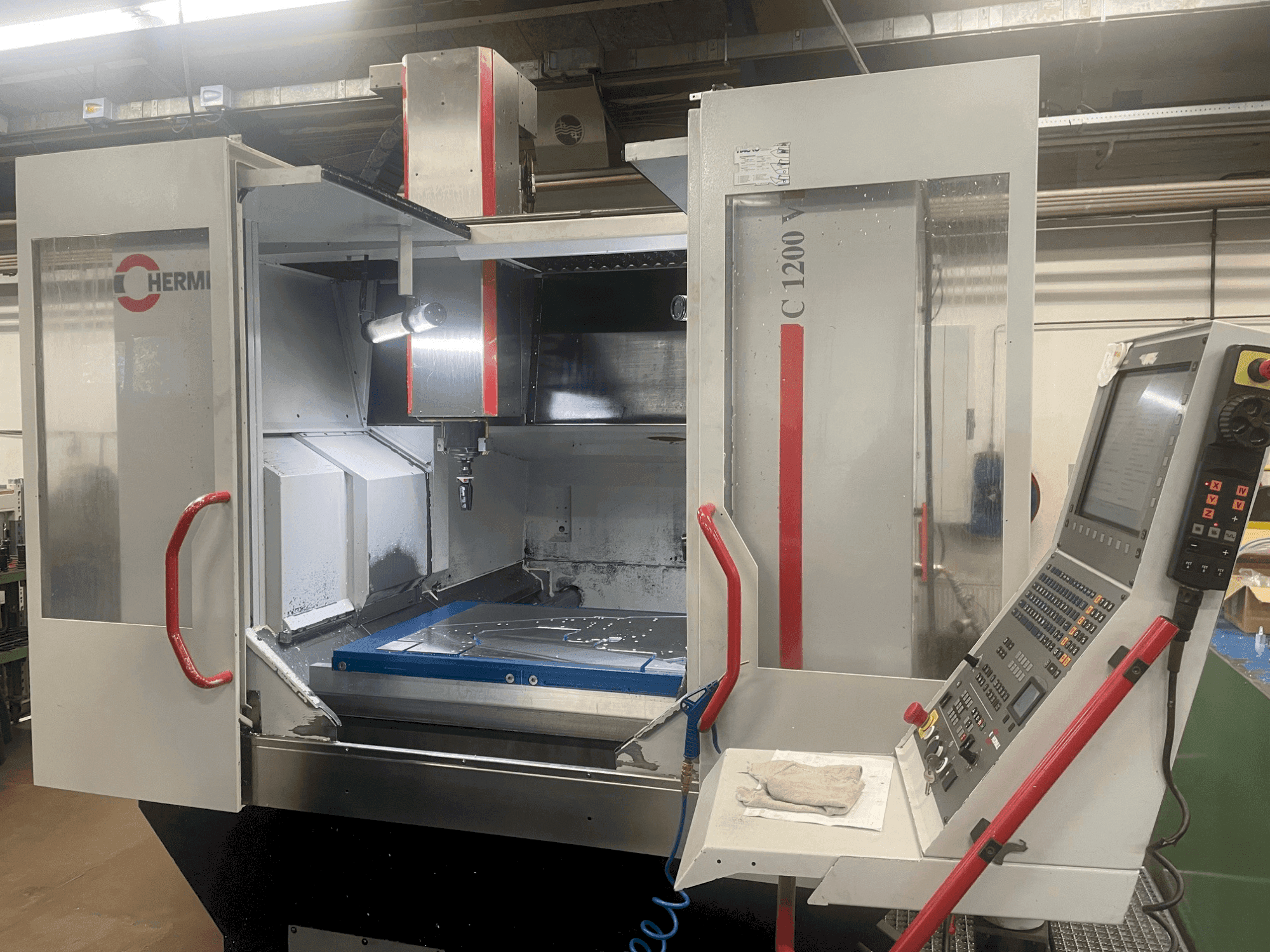 Čelní pohled na HERMLE C 1200 V stroj
