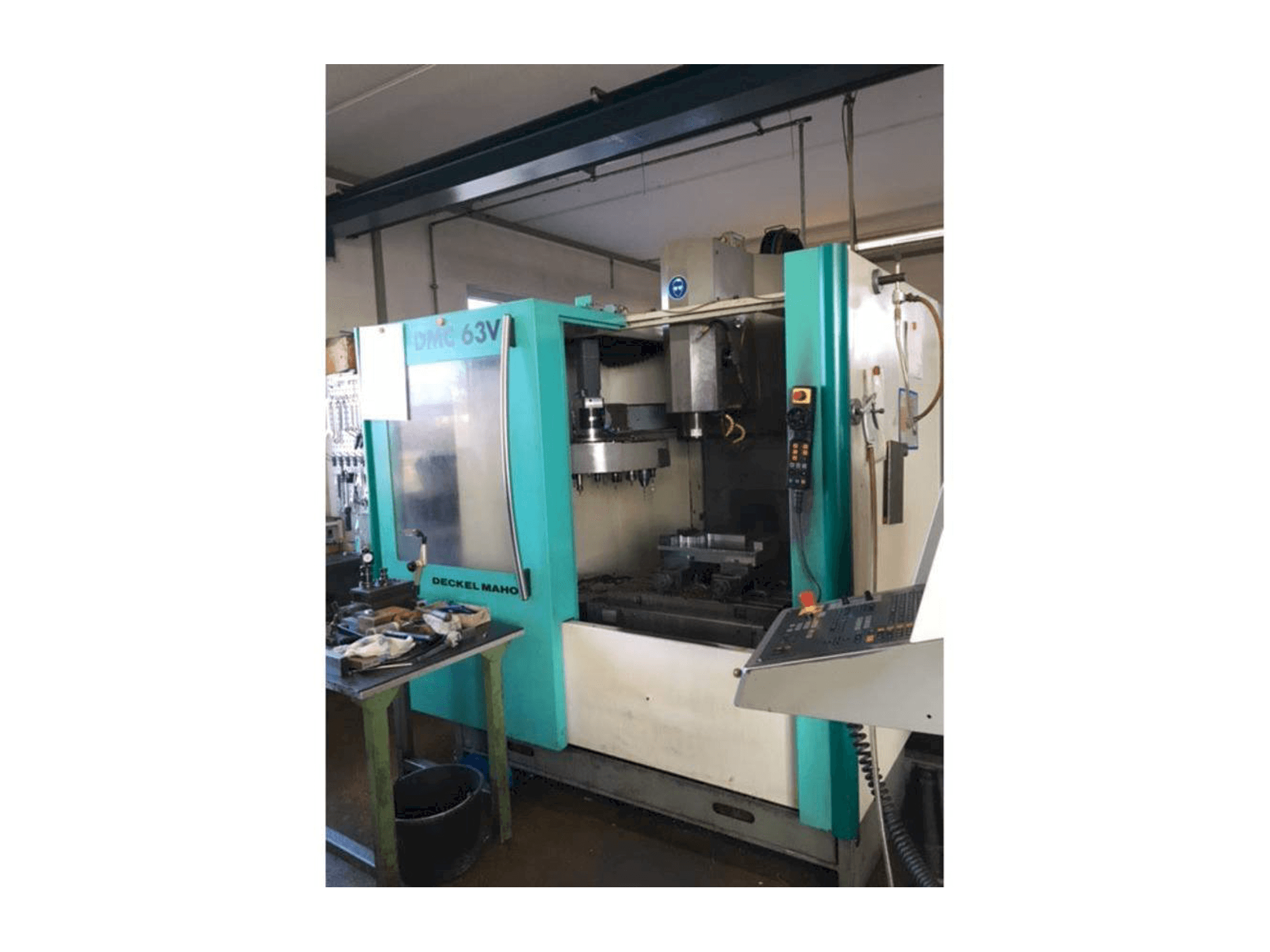Čelní pohled na DMC DMC 63V stroj