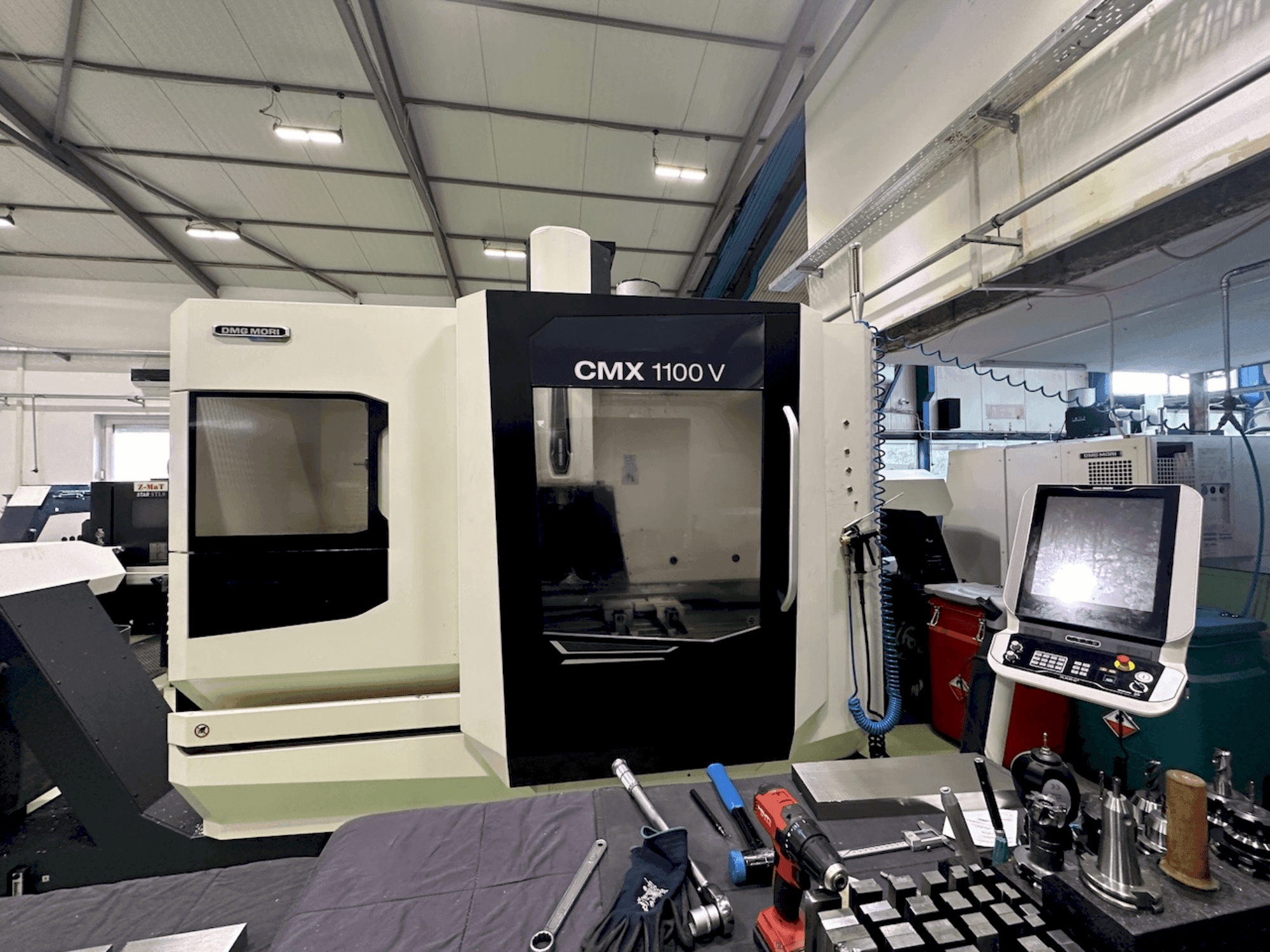 Čelní pohled na DMG MORI CMX 1100 V stroj