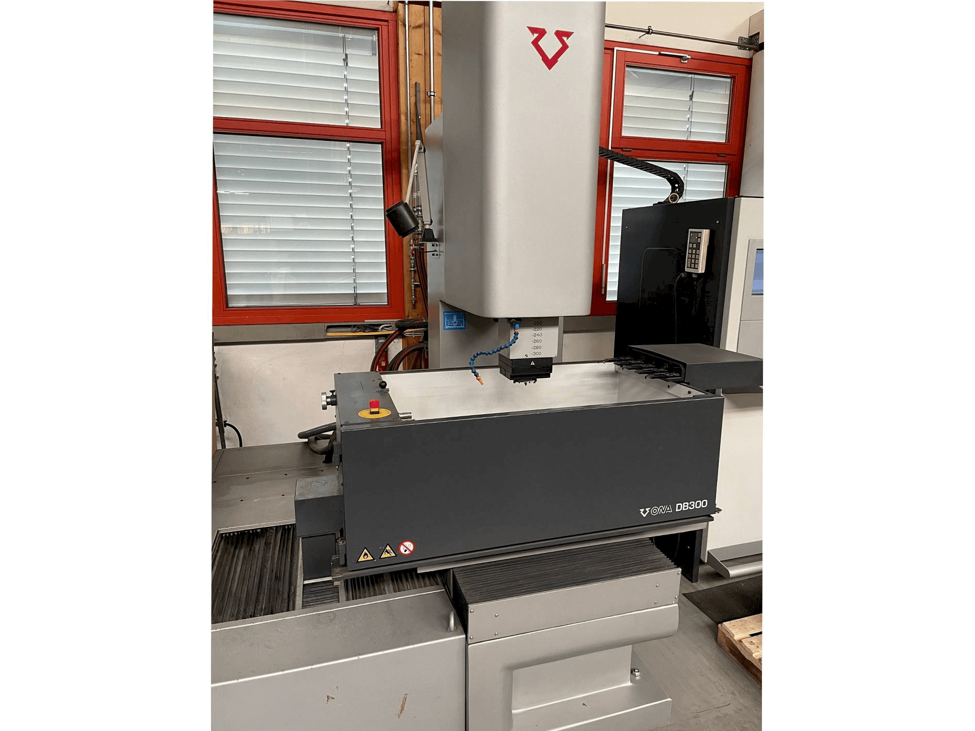 Čelní pohled na ONA D830 stroj