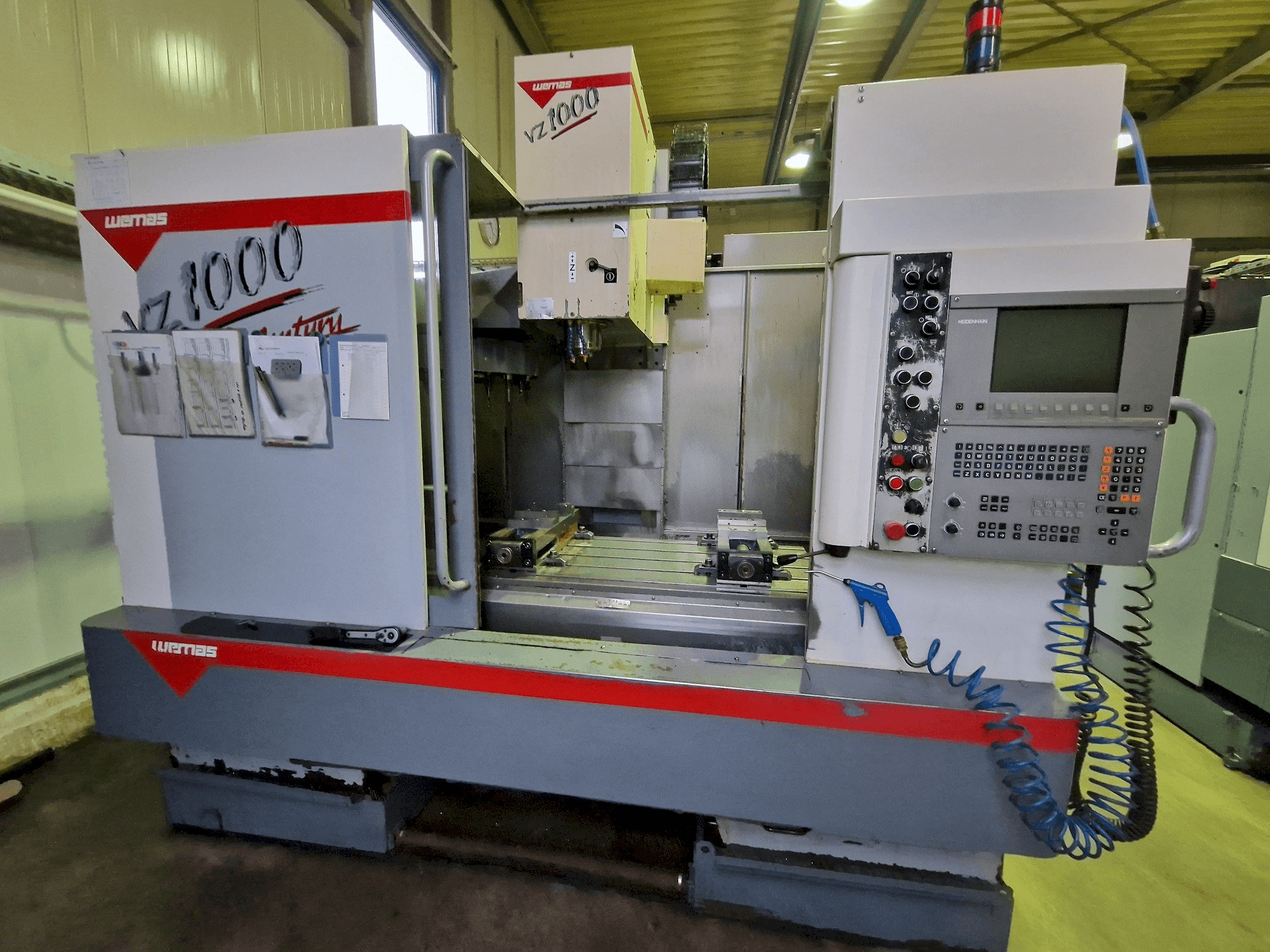 Čelní pohled na WEMAS VZ 1000 stroj