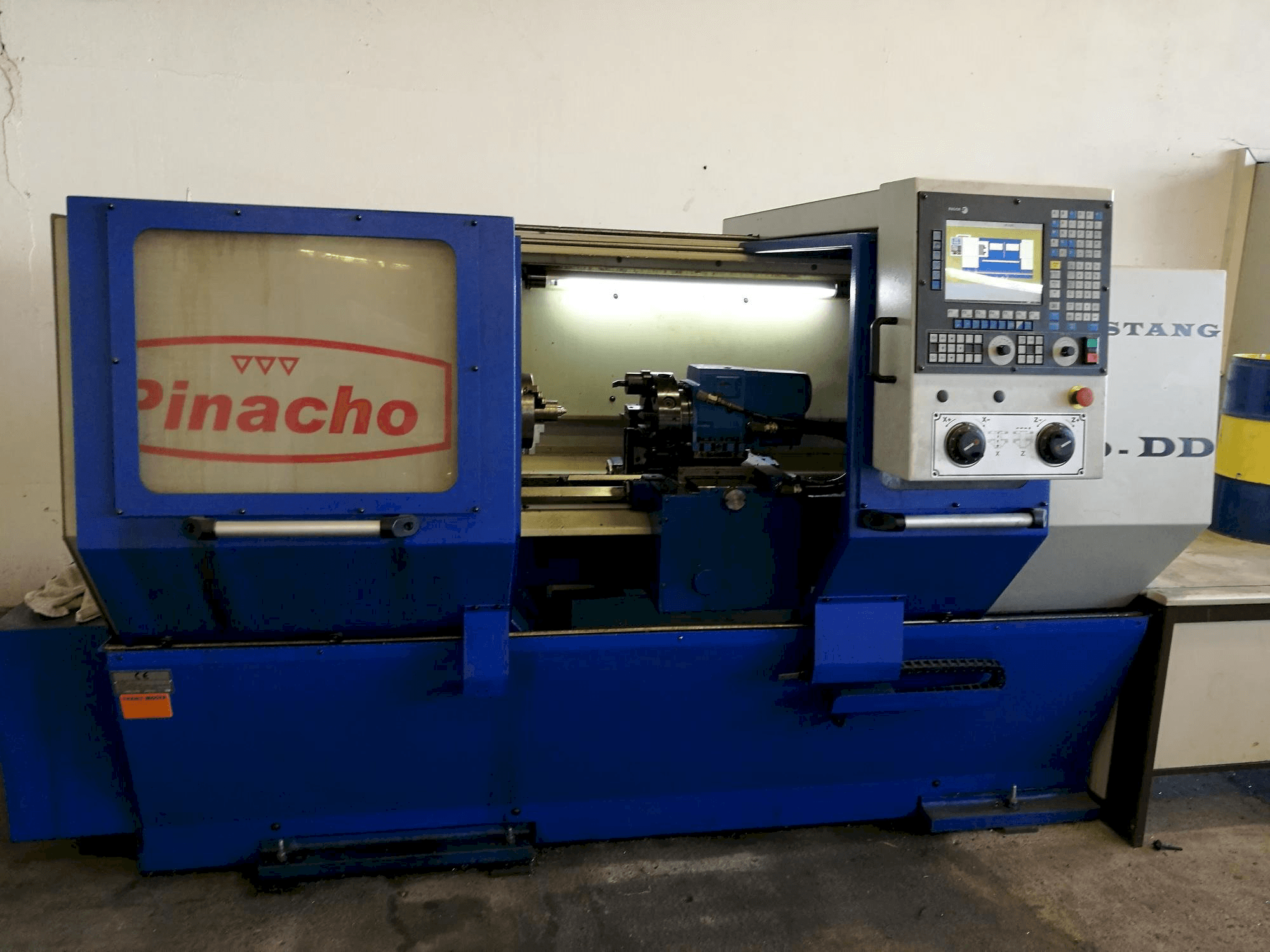 Čelní pohled na Pinacho Mustang 200-DD stroj