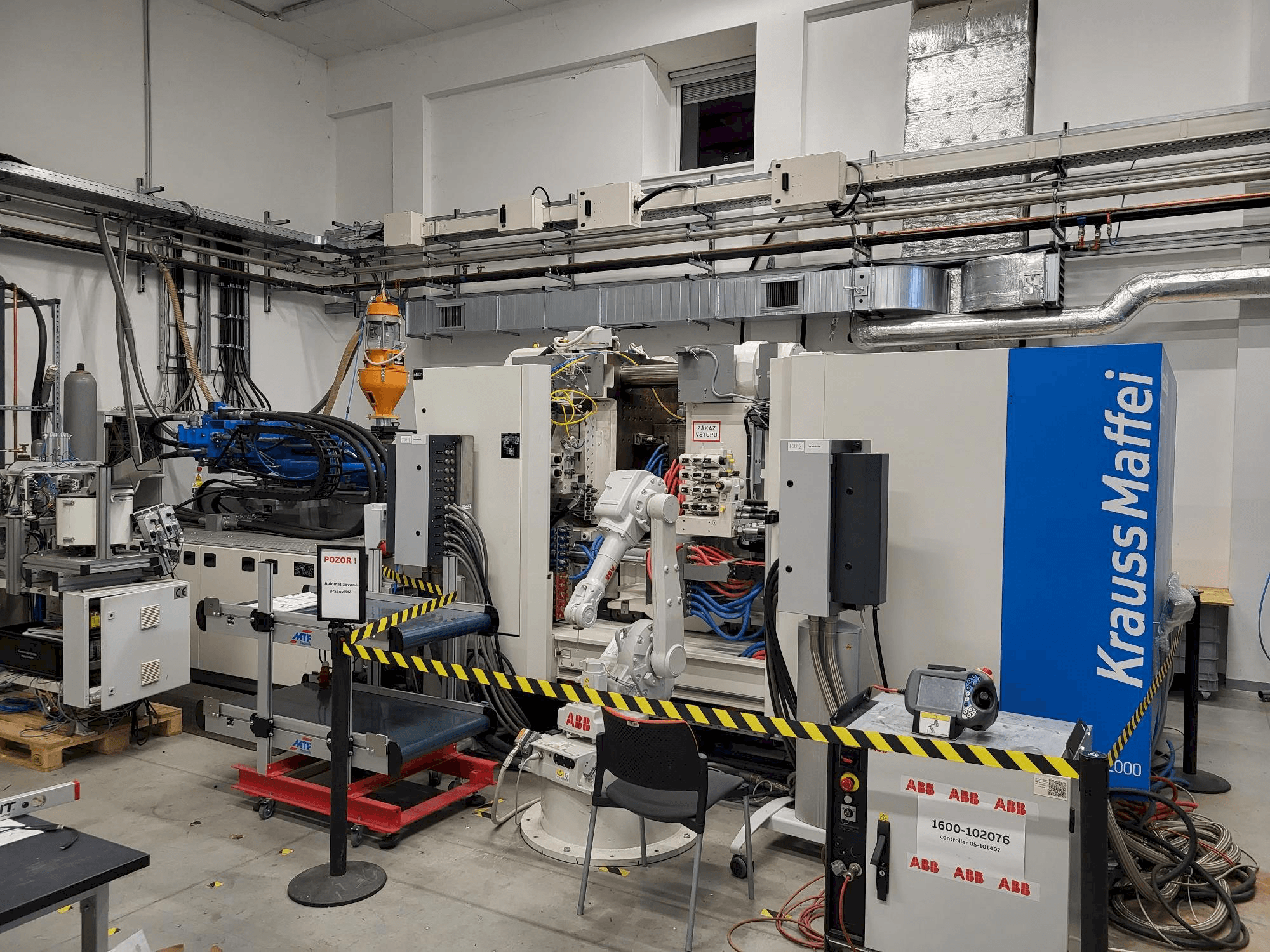 Čelní pohled na Krauss Maffei GX 451-2000 stroj